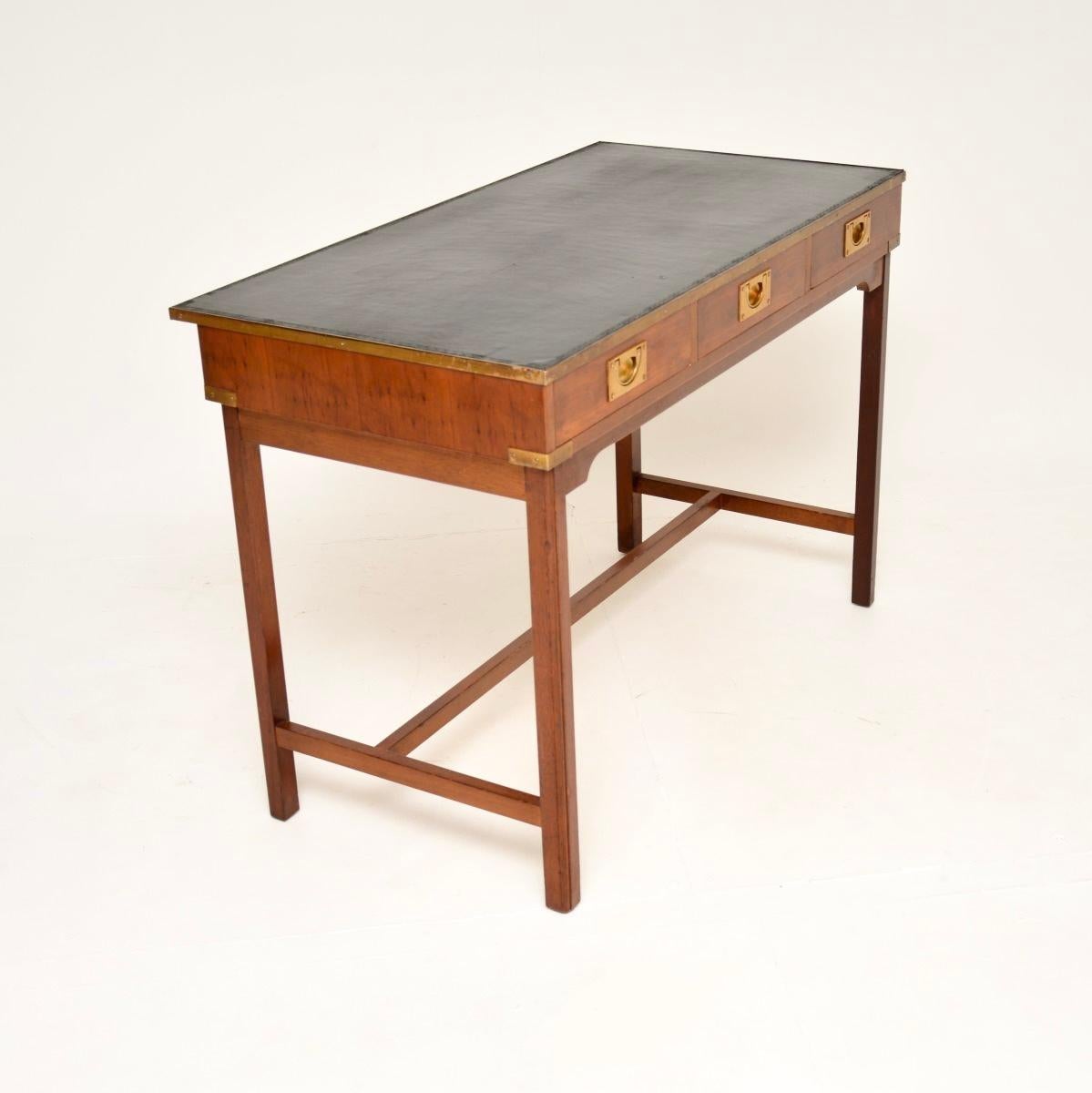 Stile Campaign Antica scrivania in stile Campaigner militare in Wood Wood in vendita