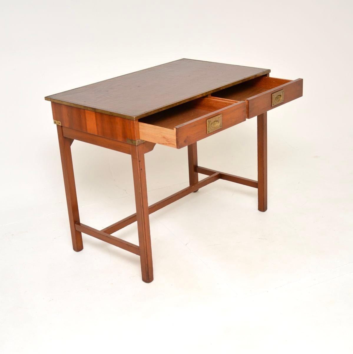 Stile Campaign Antica scrivania in stile Campaigner militare in Wood Wood in vendita