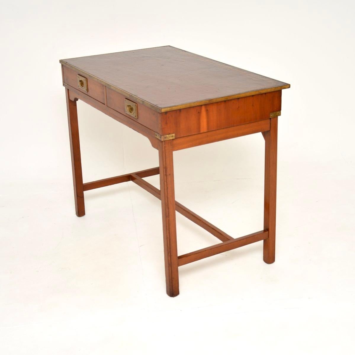 Britannico Antica scrivania in stile Campaigner militare in Wood Wood in vendita