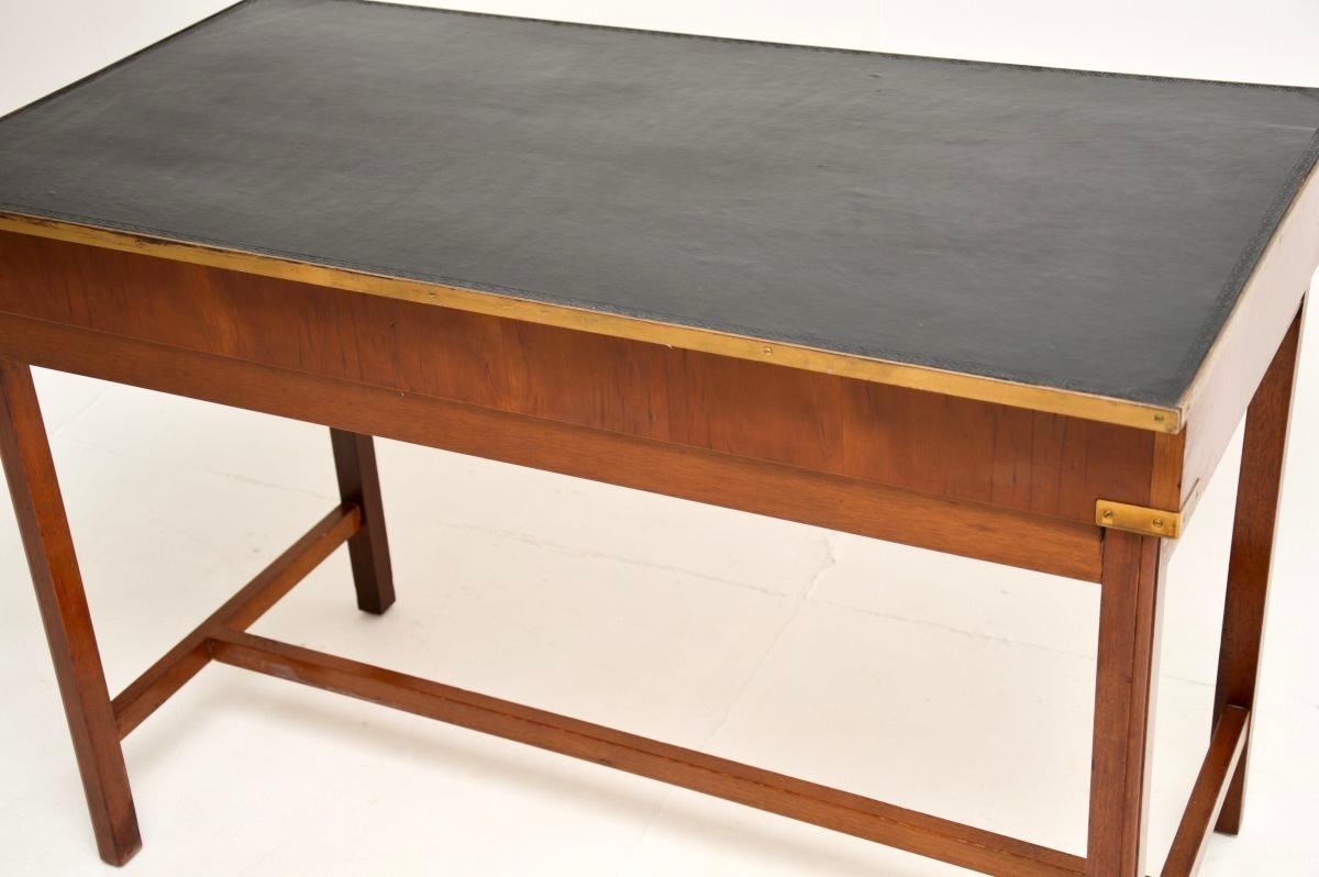 Ottone Antica scrivania in stile Campaigner militare in Wood Wood in vendita
