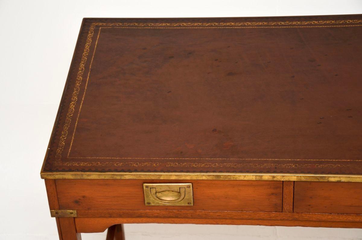 Ottone Antica scrivania in stile Campaigner militare in Wood Wood in vendita