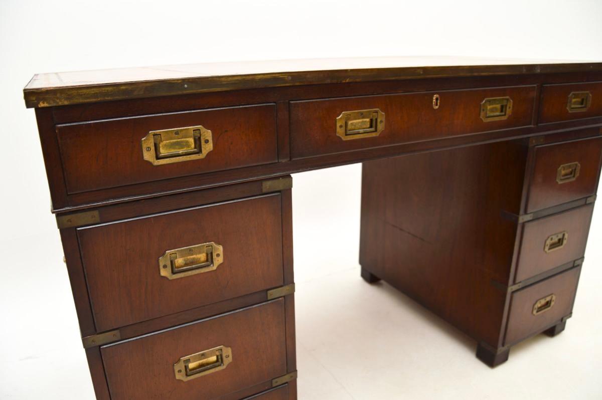 Bureau à piédestal ancien de style de campagne militaire en vente 3