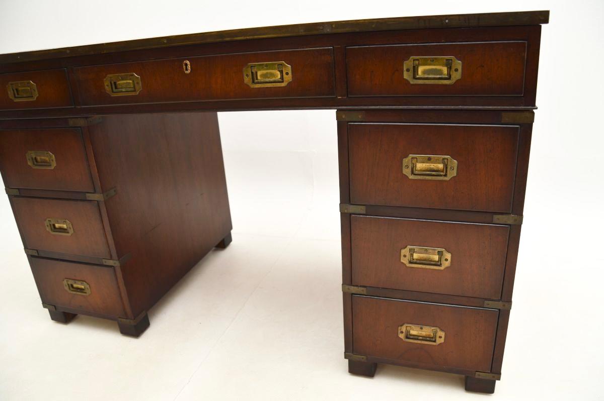 Bureau à piédestal ancien de style de campagne militaire en vente 4