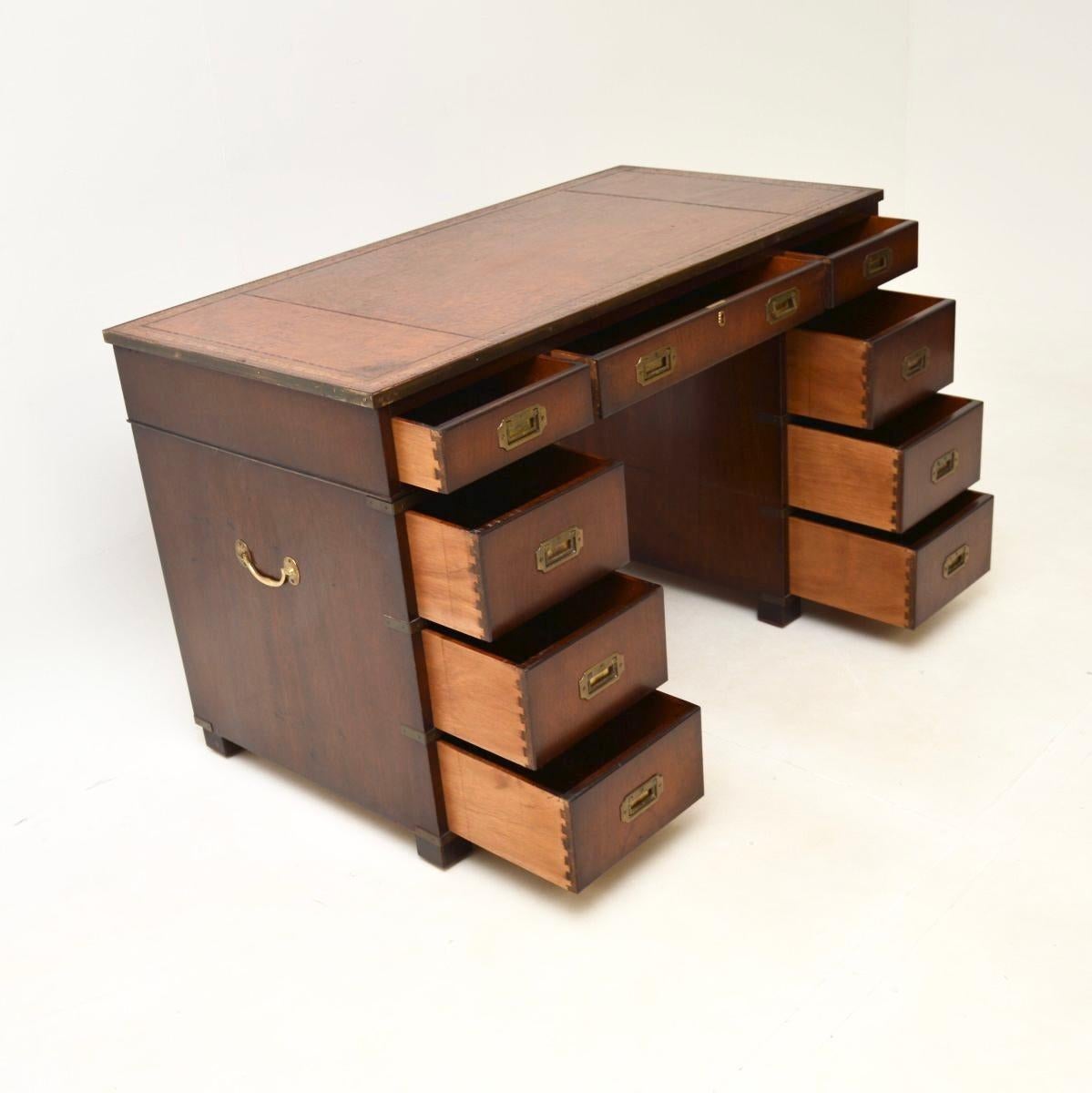 Un bureau à piédestal ancien de style campagne militaire de première qualité. Il a été fabriqué en Angleterre, il date des années 1950 environ.

Il est très bien fait, avec un design utile et intelligent. Le bois est d'une belle couleur, la