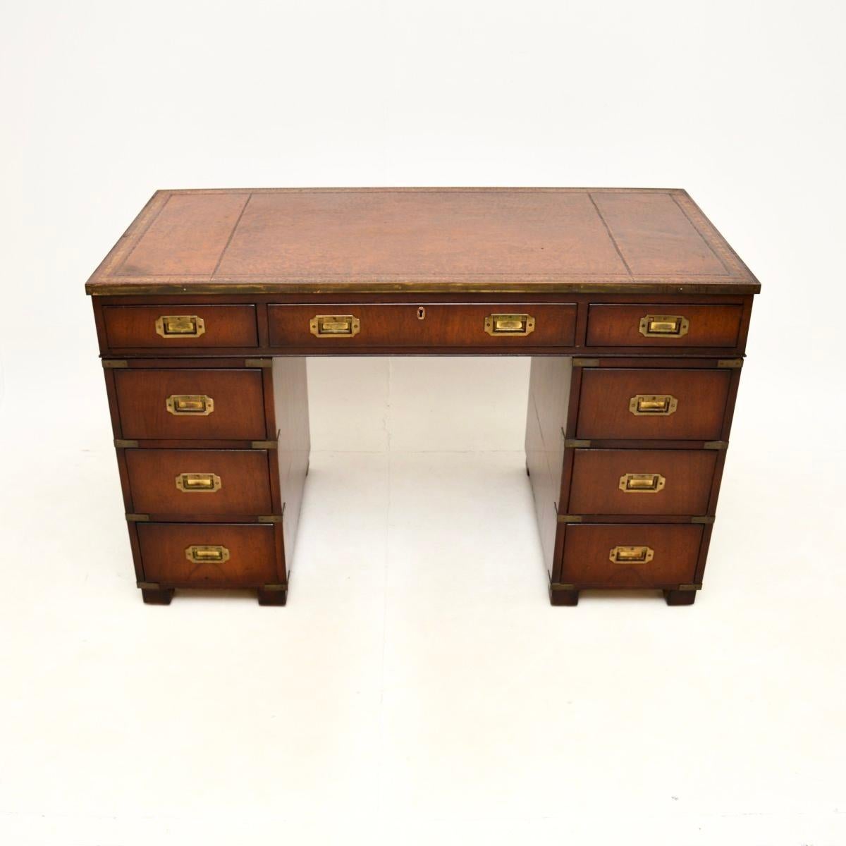Georgien Bureau à piédestal ancien de style de campagne militaire en vente