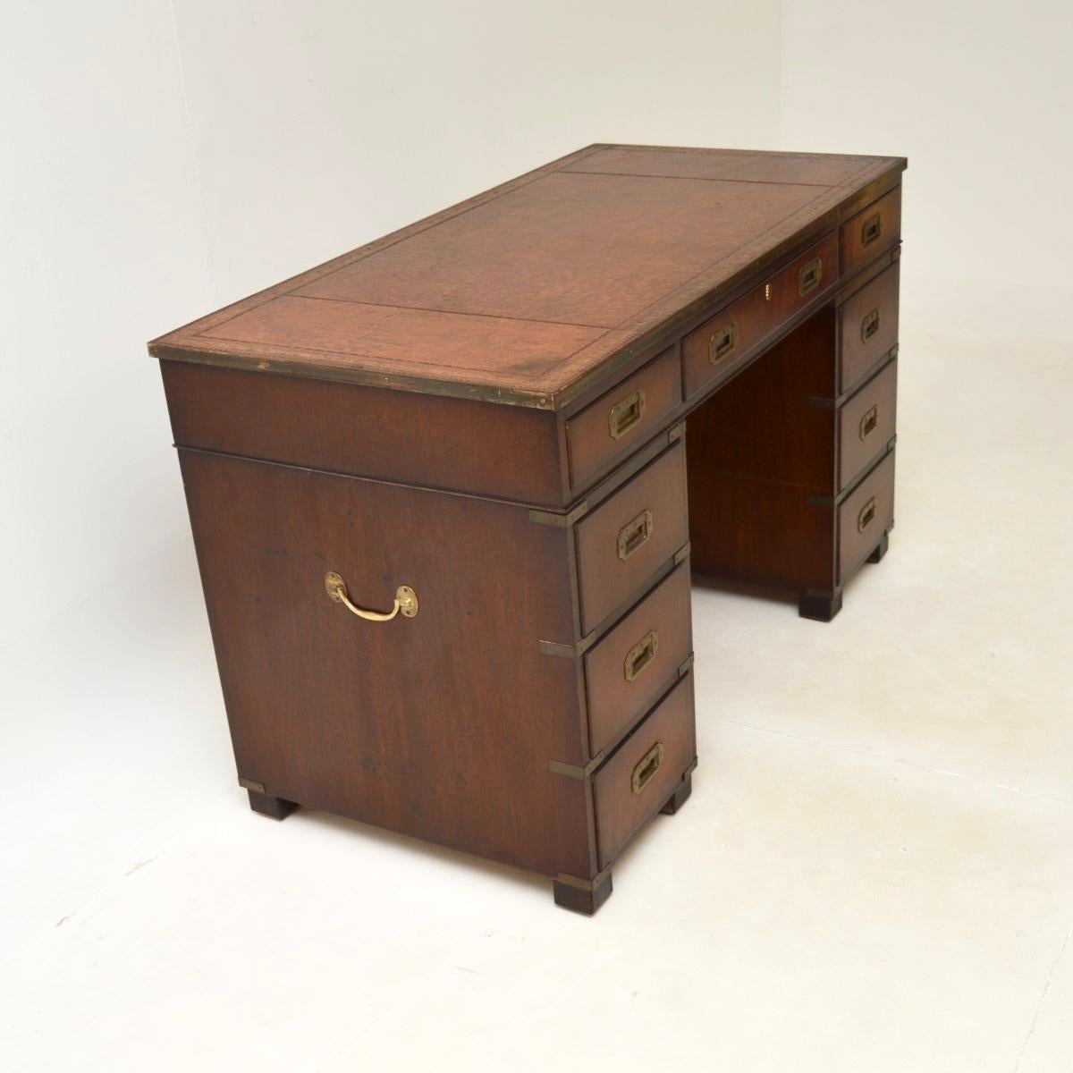 Britannique Bureau à piédestal ancien de style de campagne militaire en vente