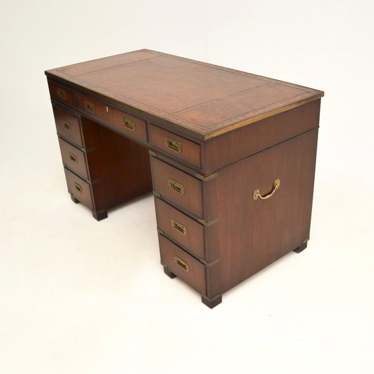 Bureau à piédestal ancien de style de campagne militaire Bon état - En vente à London, GB