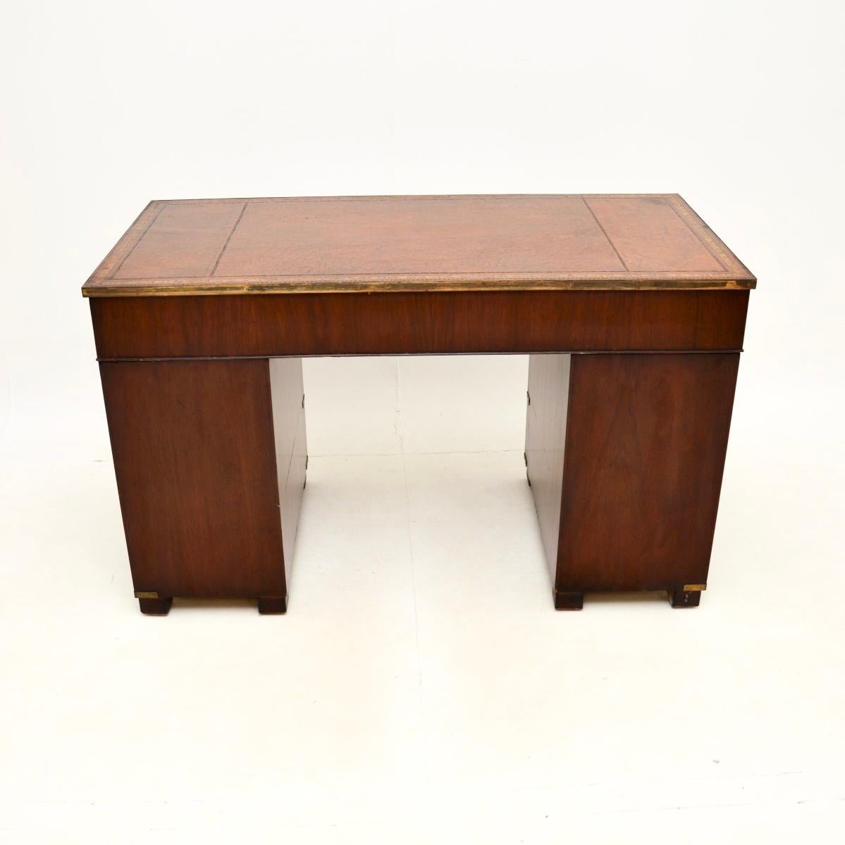 Cuir Bureau à piédestal ancien de style de campagne militaire en vente
