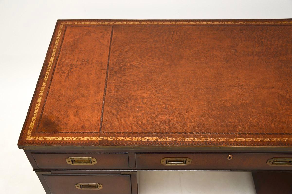 Bureau à piédestal ancien de style de campagne militaire en vente 1