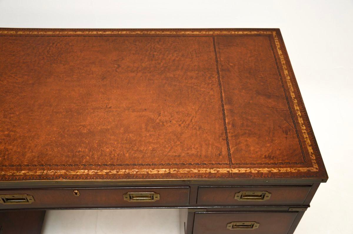 Bureau à piédestal ancien de style de campagne militaire en vente 2