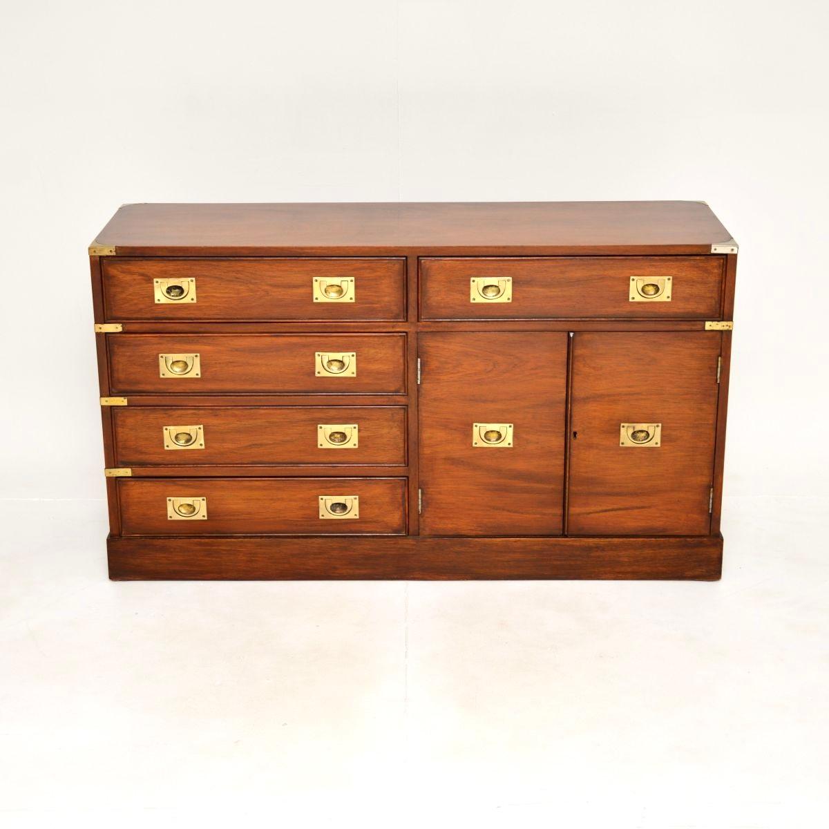 Un aparador/armario antiguo estilo campaña militar, elegante y muy bien hecho. Fabricado en Inglaterra, data aproximadamente de los años treinta.

La calidad es magnífica, tiene un tamaño estupendo y es un artículo muy práctico. Es perfecto para