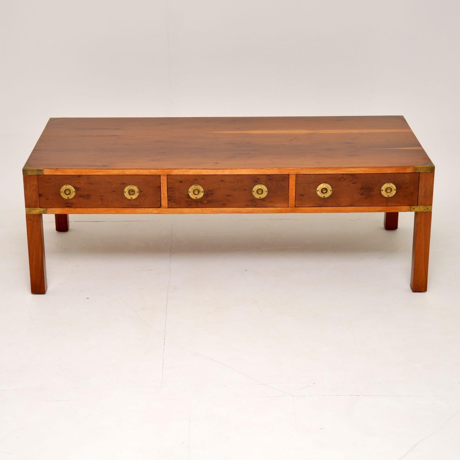 Large antique military Campaign style yew wood coffee table in excellent original condition & dating to circa 1950s period. It’s a strong looking table with a lovely warm colour & good figurings on the wood. There are brass corner fittings & the