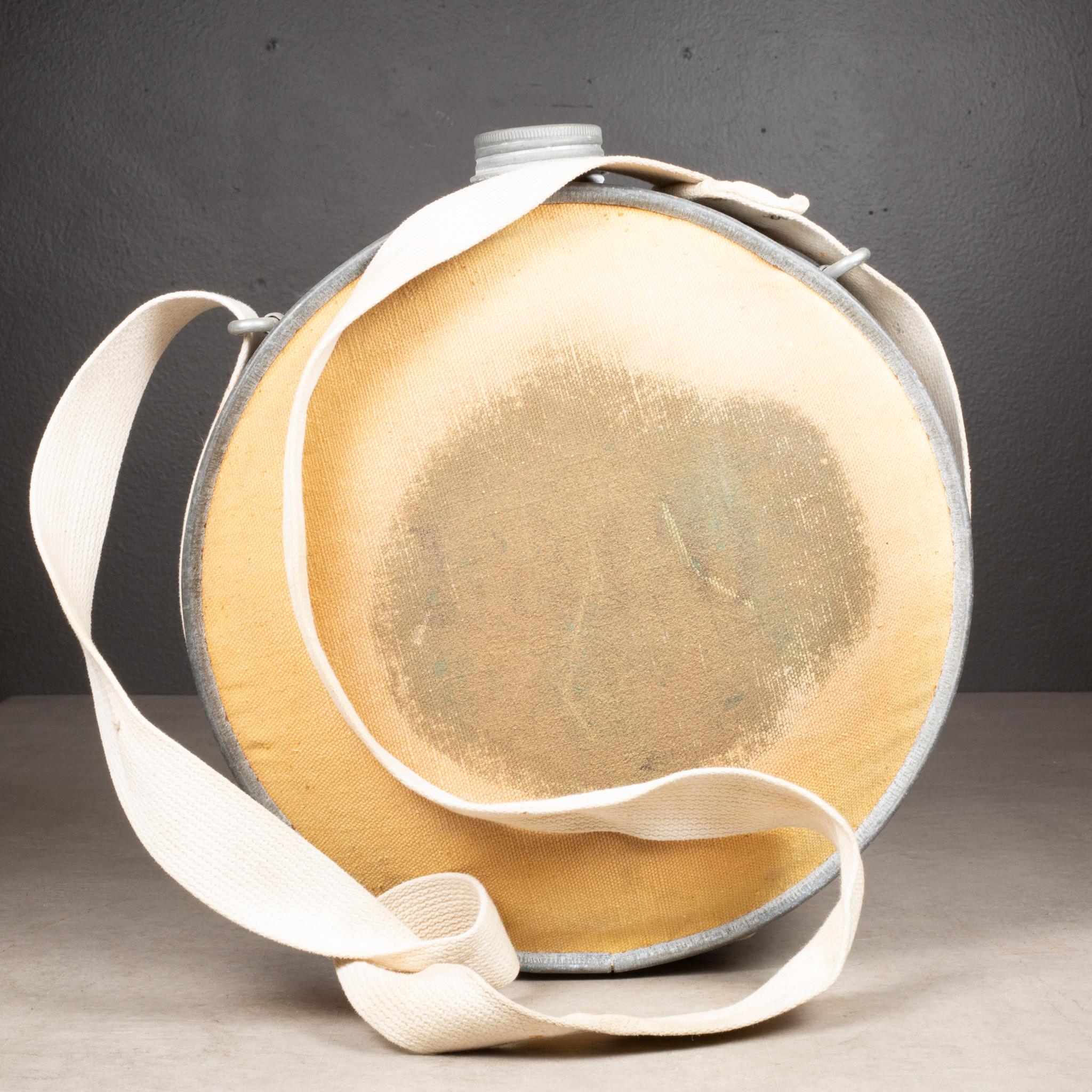 À PROPOS DE

Cantine militaire antique en acier galvanisé, en toile avec sangle et couvercle à vis. 

    CREATEUR Inconnu. 
    A.I.C. c.1920-1940.
    MATÉRIAUX ET TECHNIQUES Acier galvanisé, toile. 
    CONDITION Bon. Usure conforme à l'âge et à