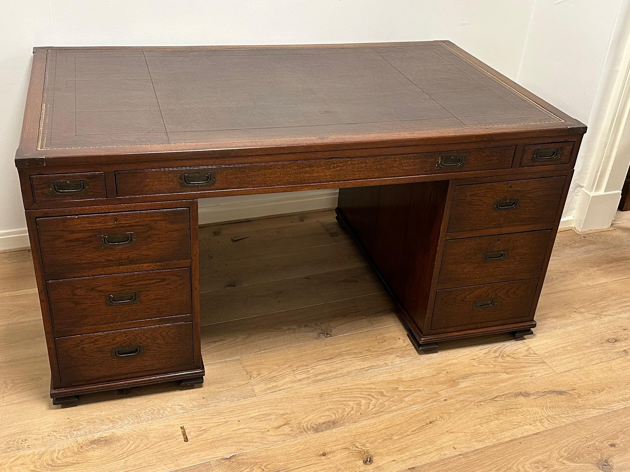 Bellissima ed elegante scrivania militare antica. Questa scrivania in teak proviene dall'ex India britannica. Questo tipo di scrivania veniva utilizzato dagli ufficiali dell'esercito britannico di stanza in India nel XIX secolo.
In perfette