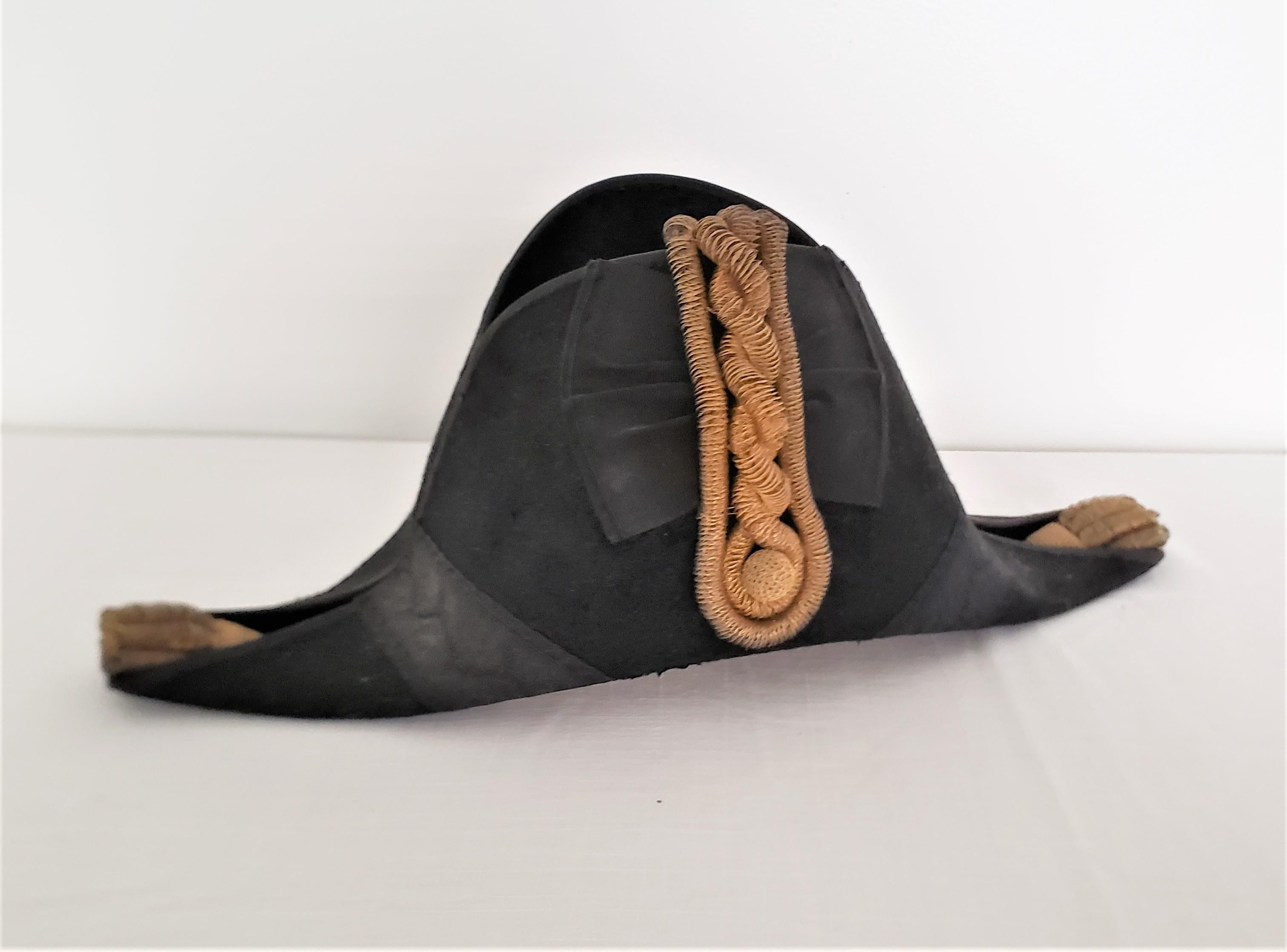Métal Ancien chapeau militaire et boîte en métal ajustée du général de brigade Lawrence Drummond en vente