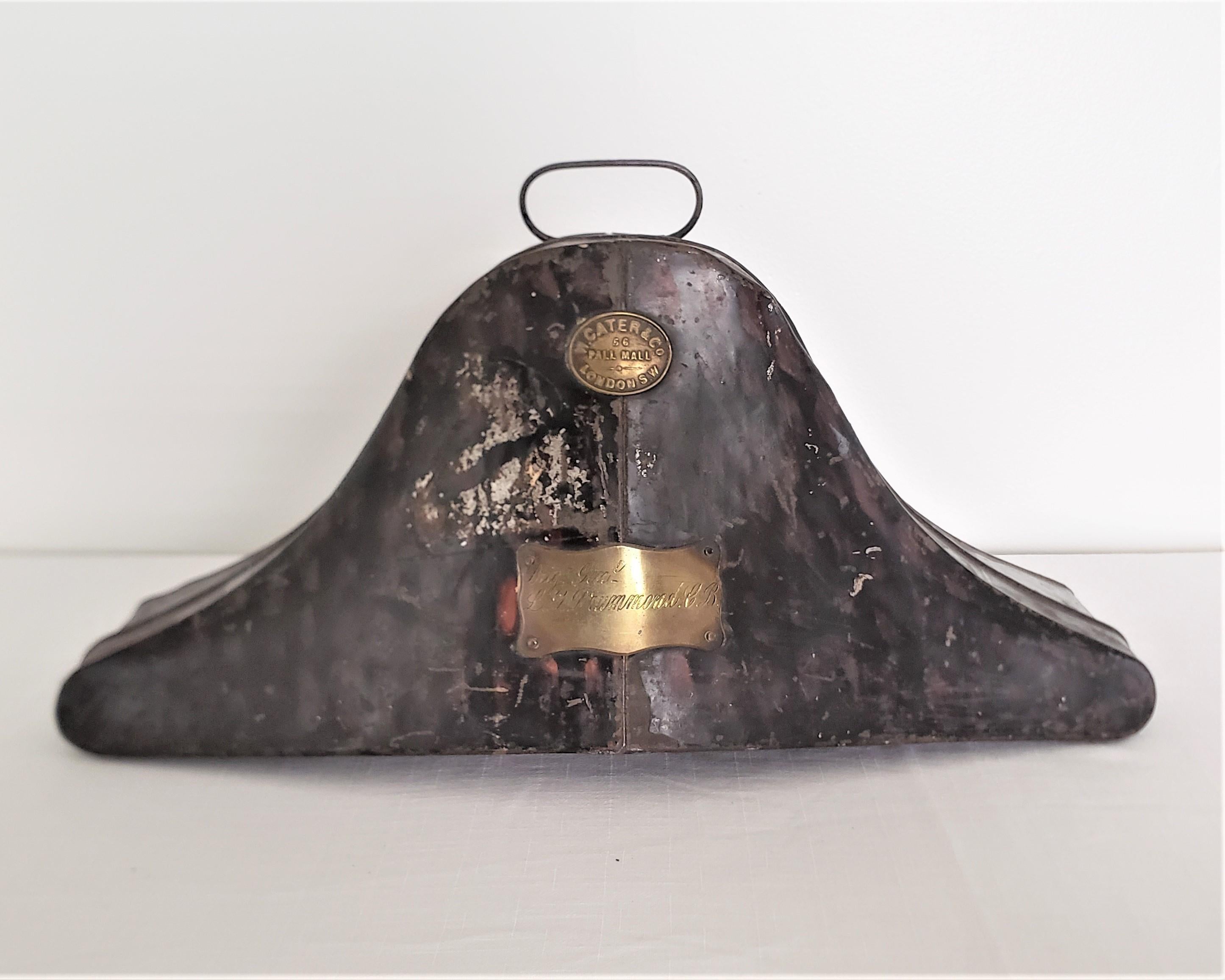 Ancien chapeau militaire et boîte en métal ajustée du général de brigade Lawrence Drummond en vente 2