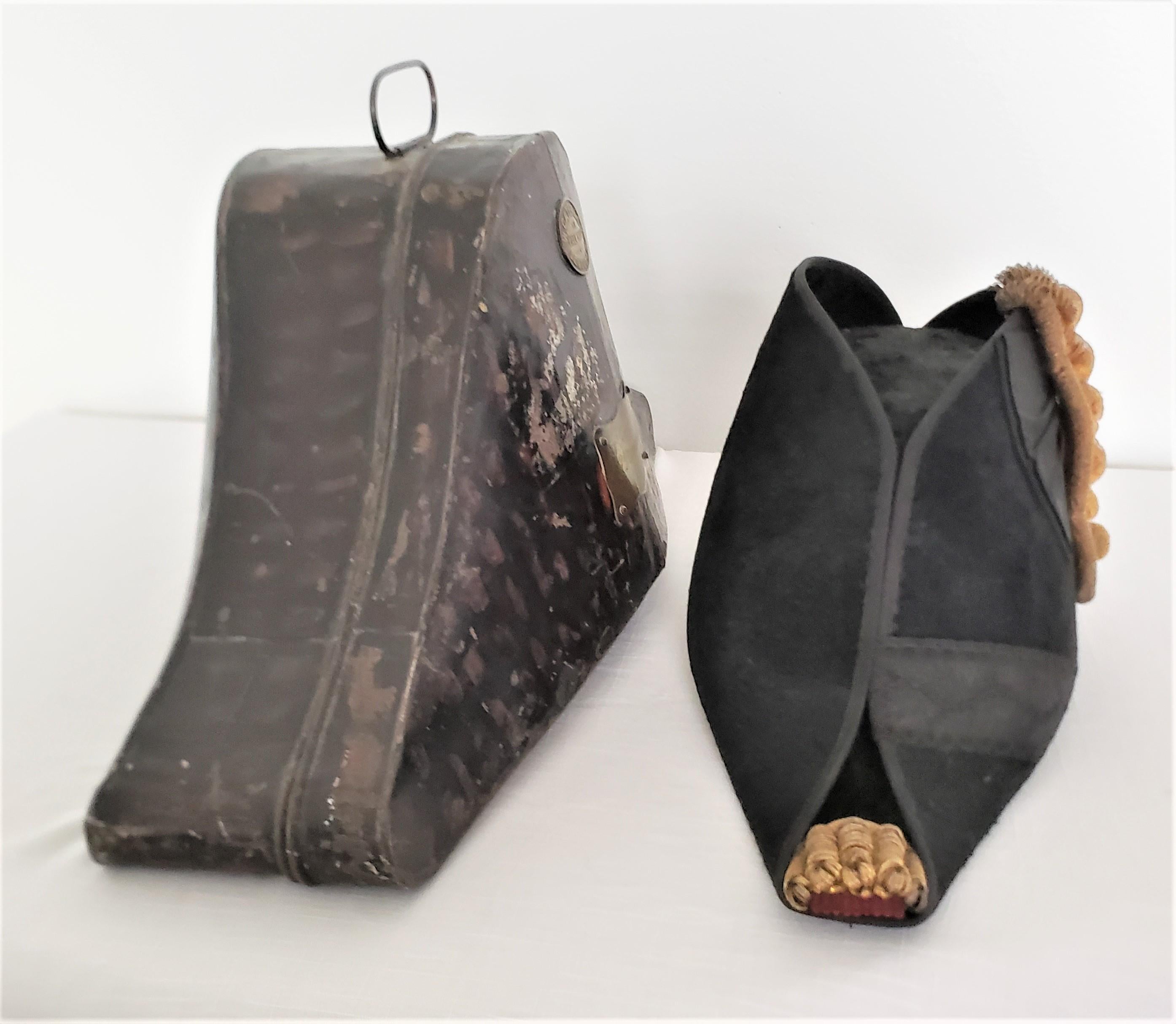Anglais Ancien chapeau militaire et boîte en métal ajustée du général de brigade Lawrence Drummond en vente