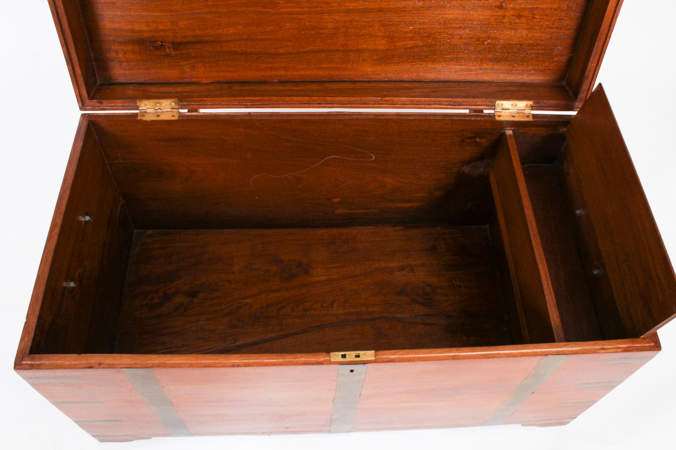 Ancienne table basse coffre-fort militaire en teck du 19ème siècle en vente 3