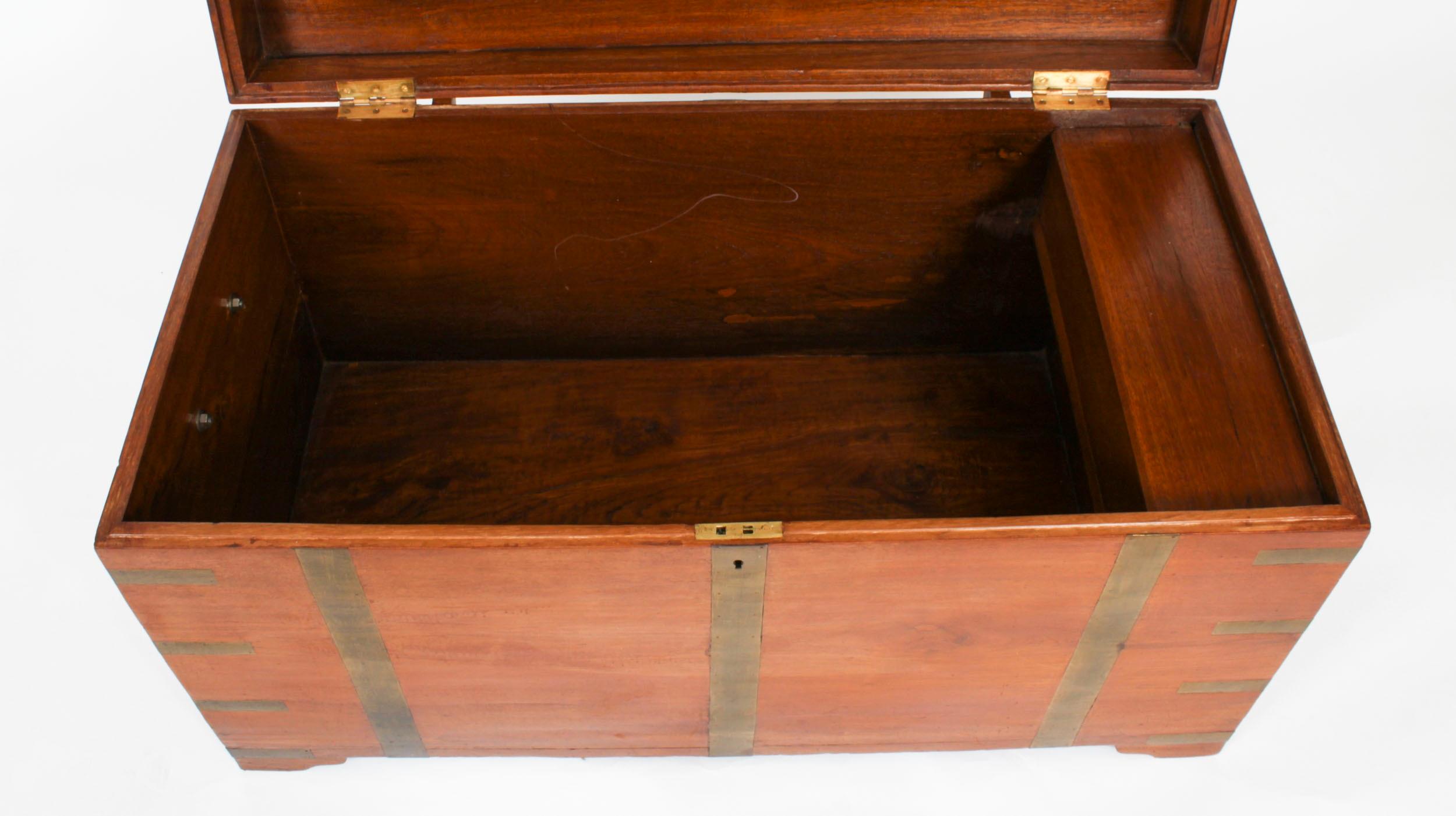 Ancienne table basse coffre-fort militaire en teck du 19ème siècle en vente 4
