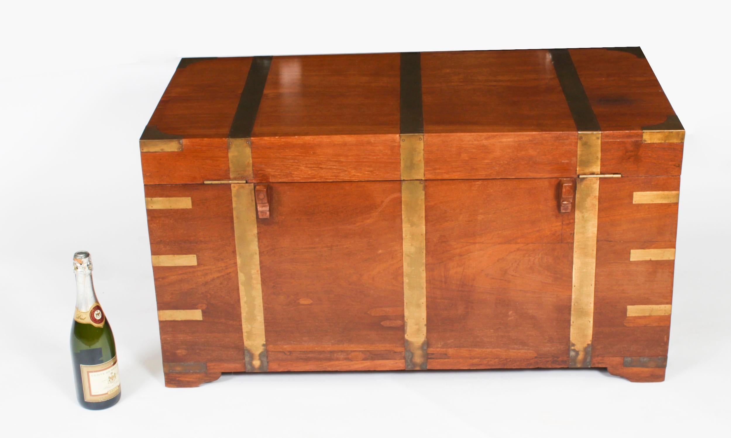 Ancienne table basse coffre-fort militaire en teck du 19ème siècle en vente 6
