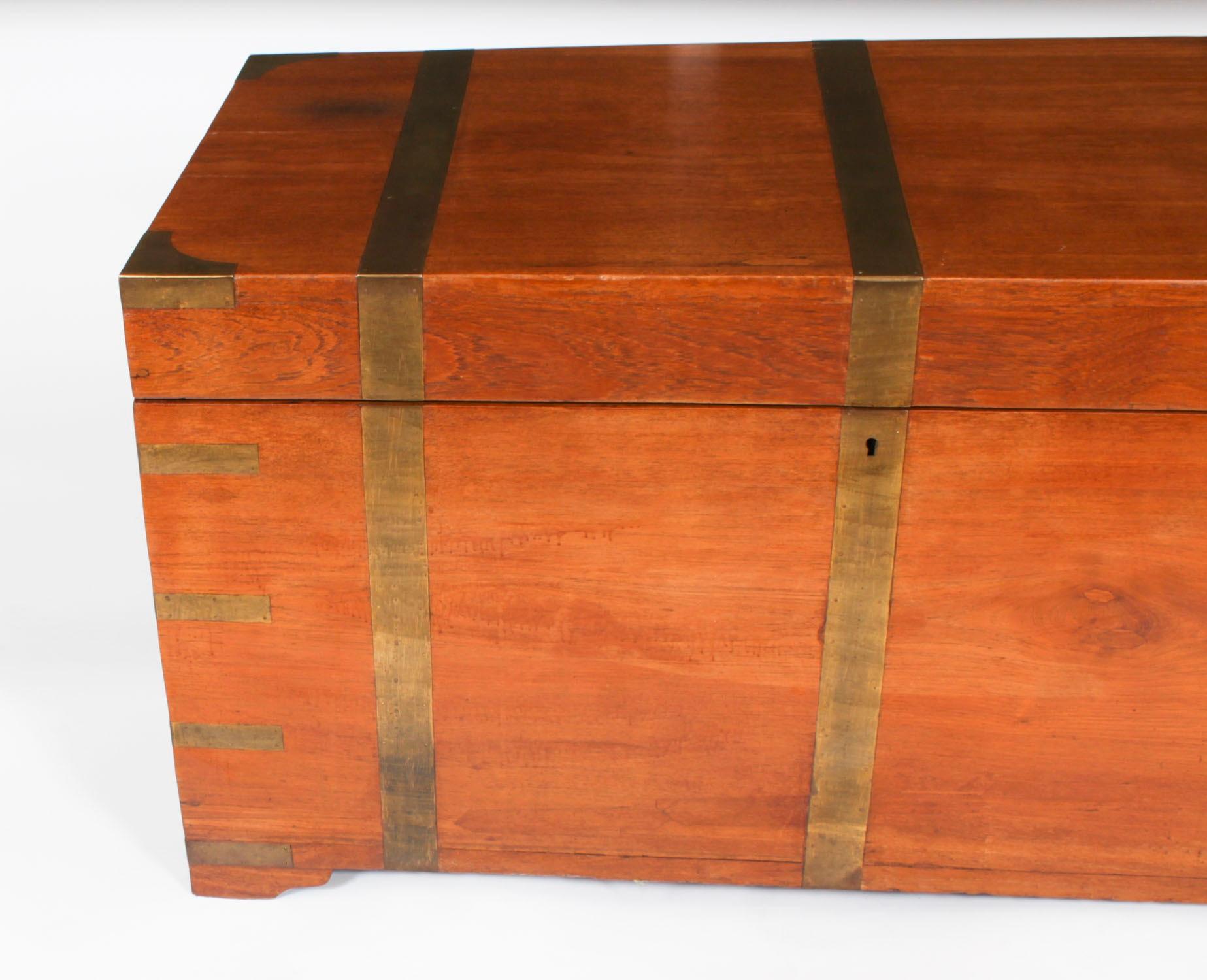 Ancienne table basse coffre-fort militaire en teck du 19ème siècle Bon état - En vente à London, GB