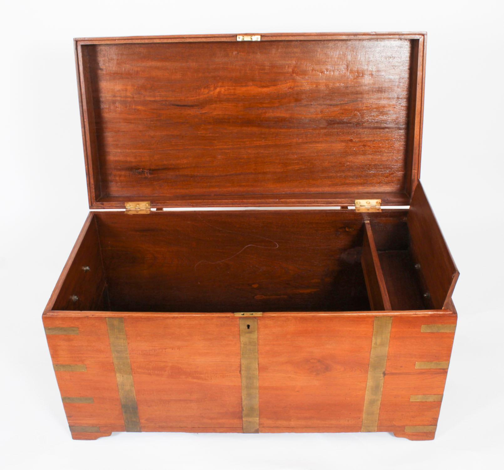Ancienne table basse coffre-fort militaire en teck du 19ème siècle en vente 2