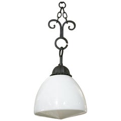 Pendentif ancien en verre de lait et fer