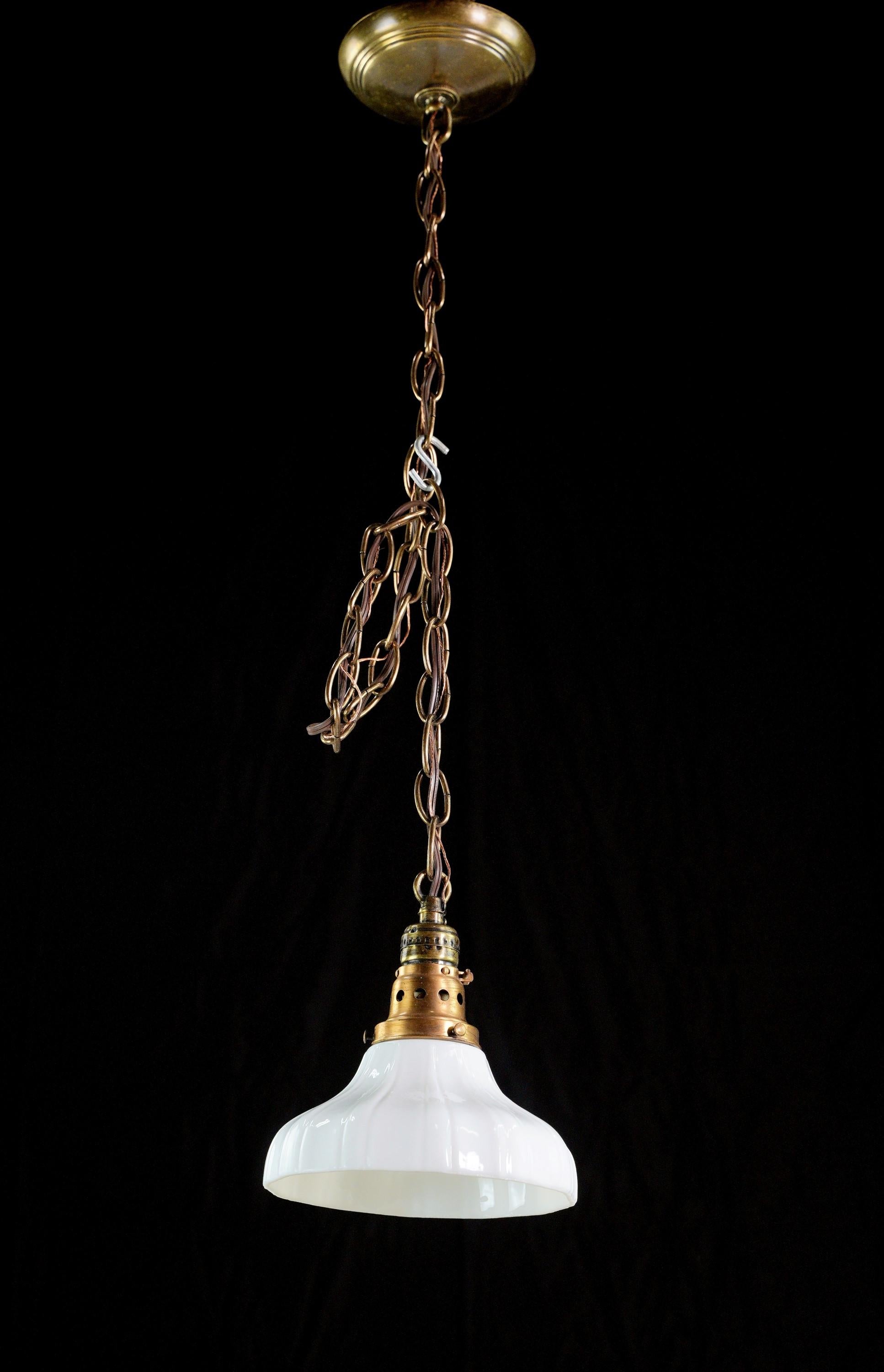 20ième siècle Lampe pendante à chaîne en laiton, verre au lait antique Qté disponible en vente