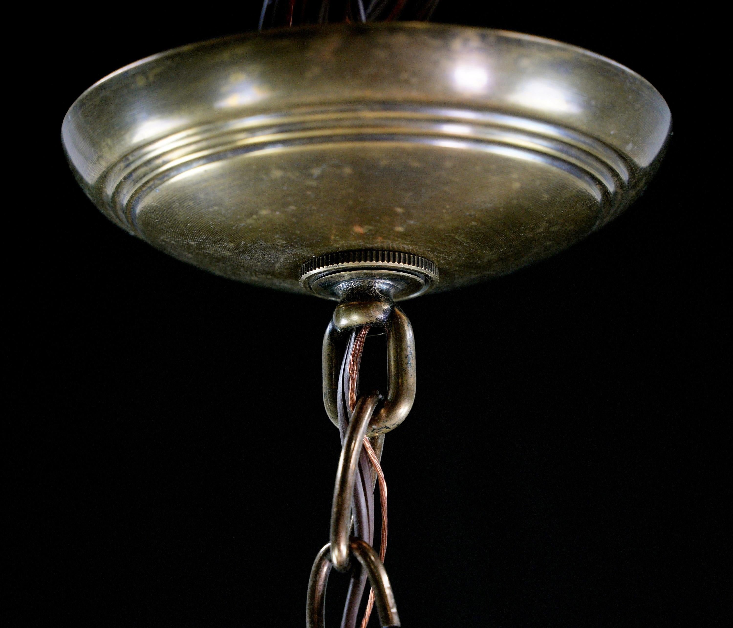 Lampe pendante à chaîne en laiton, verre au lait antique Qté disponible en vente 2