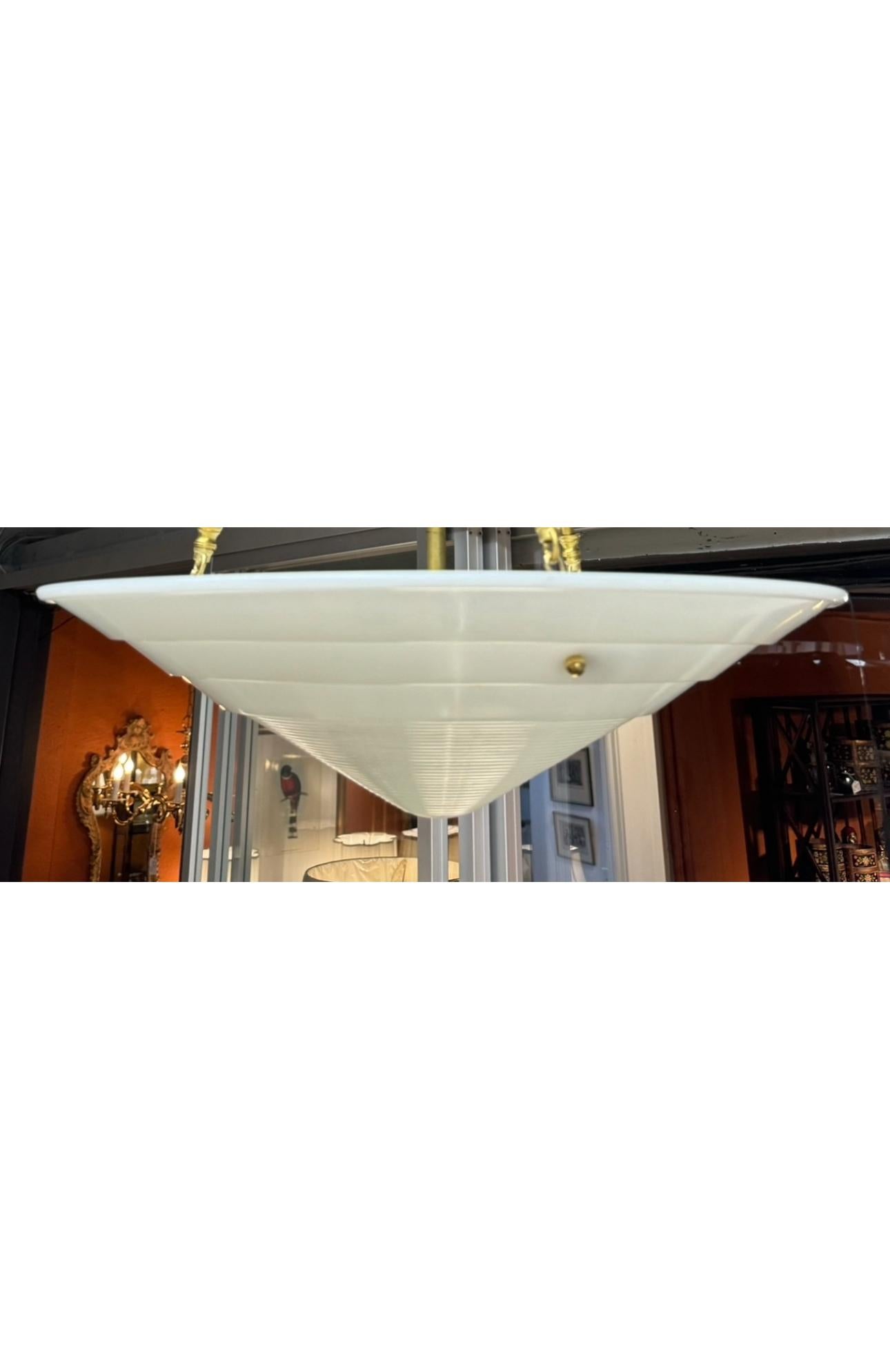 Paralume in vetro lattiginoso a coste antico con minuteria da appendere in ottone lucido personalizzata e baldacchino da soffitto abbinato. 

 L'ombra risale agli anni 1920-1940.

L'altezza della goccia può essere personalizzata; si prega di