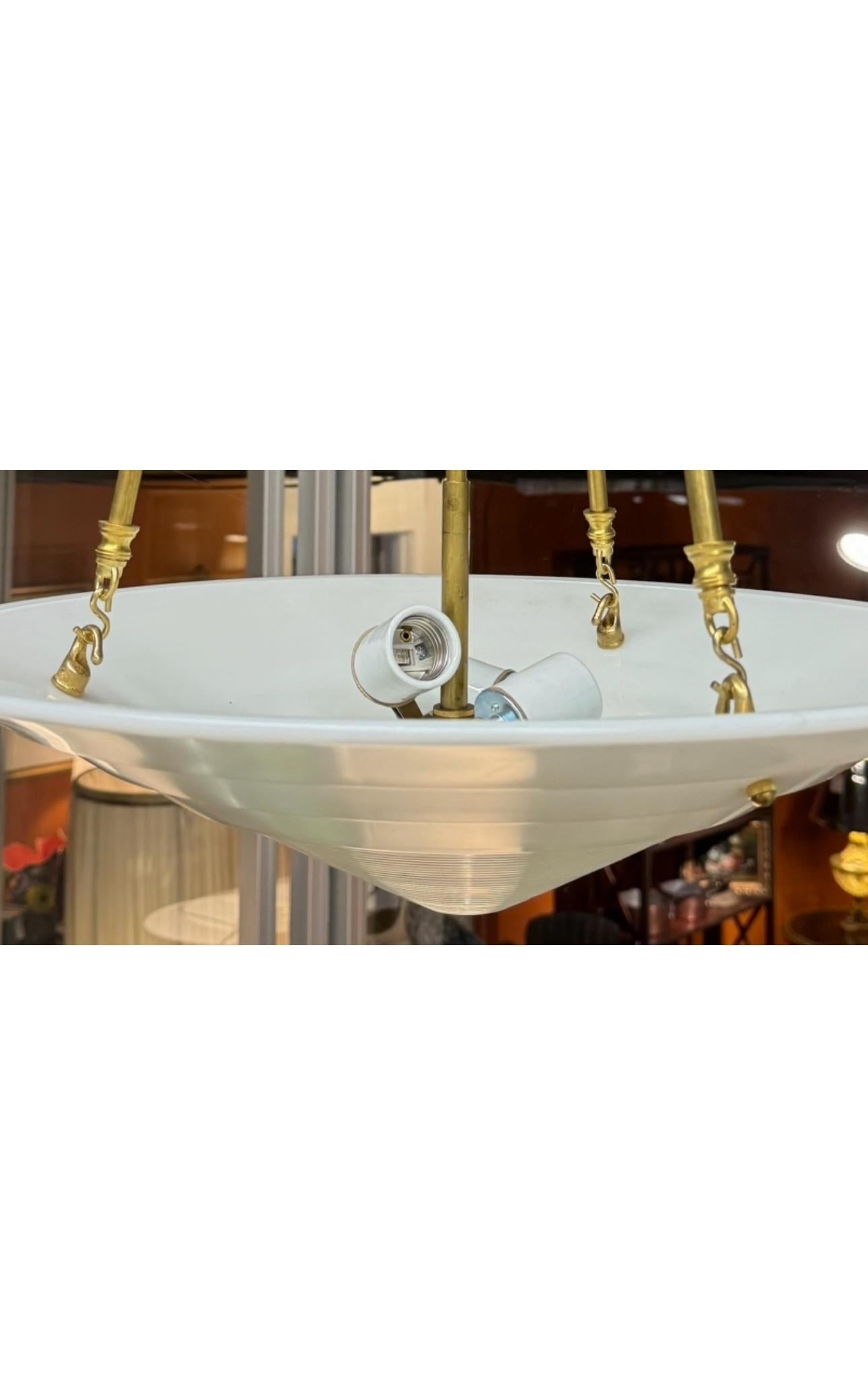 Mid-Century moderno Vetro lattiginoso antico e ottone: lampada a sospensione personalizzata in vendita