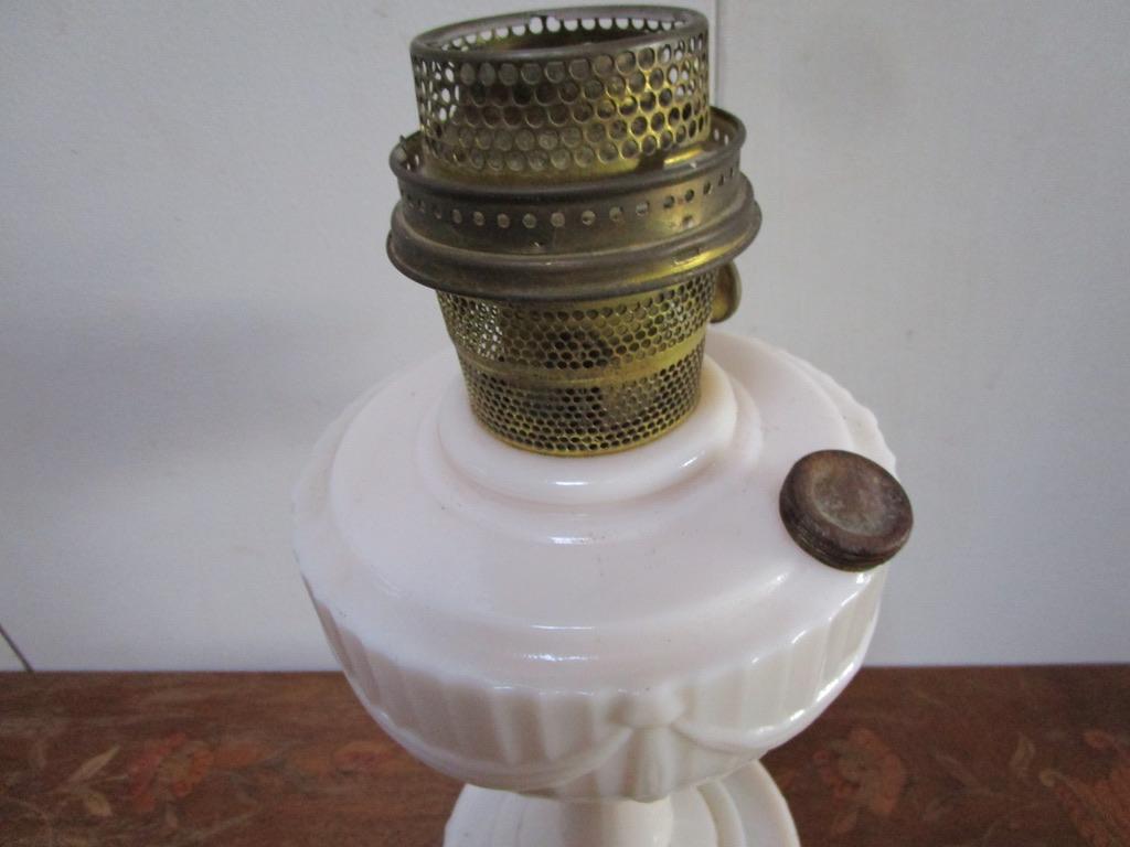 Voici une magnifique et rare lampe à huile transformée en verre au lait en très bon état dans le style Coloni ou Art déco britannique. Les détails du design rendent la lampe unique et offrent au nouveau propriétaire des possibilités de décoration.