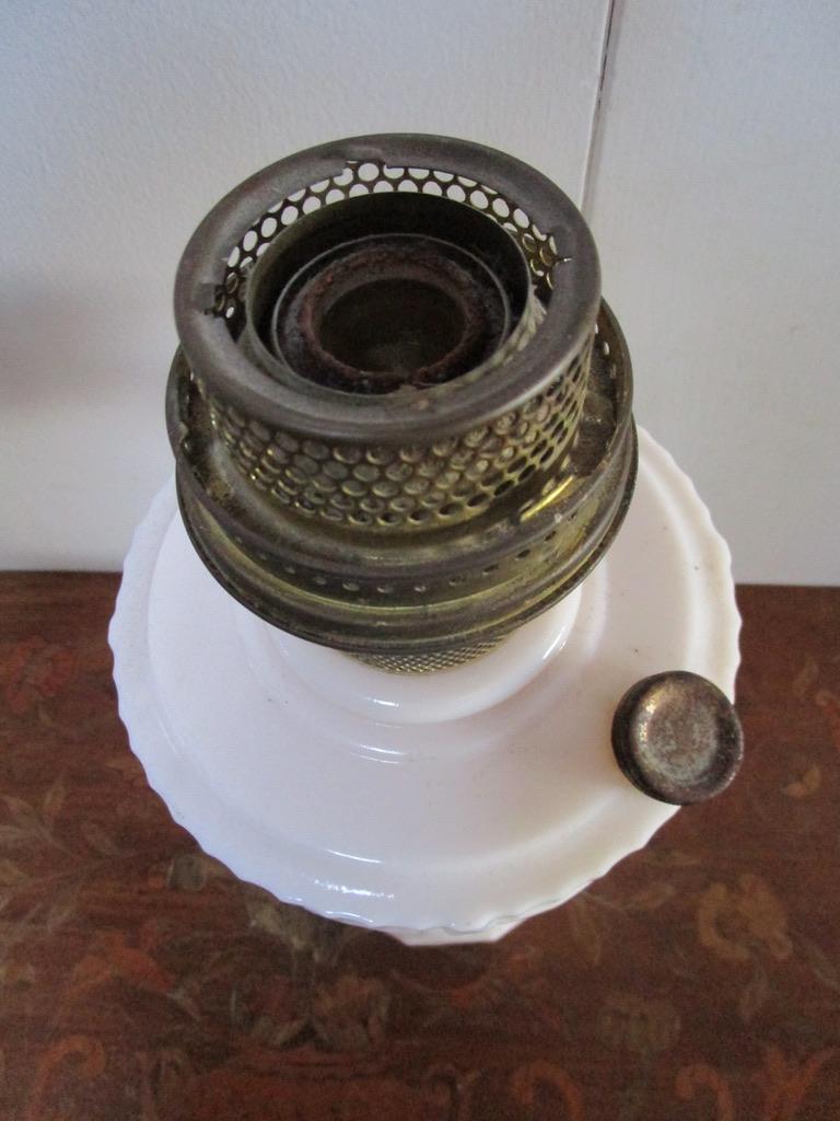 Facetté Lampe de table ancienne à huile convertie en verre dépoli en vente