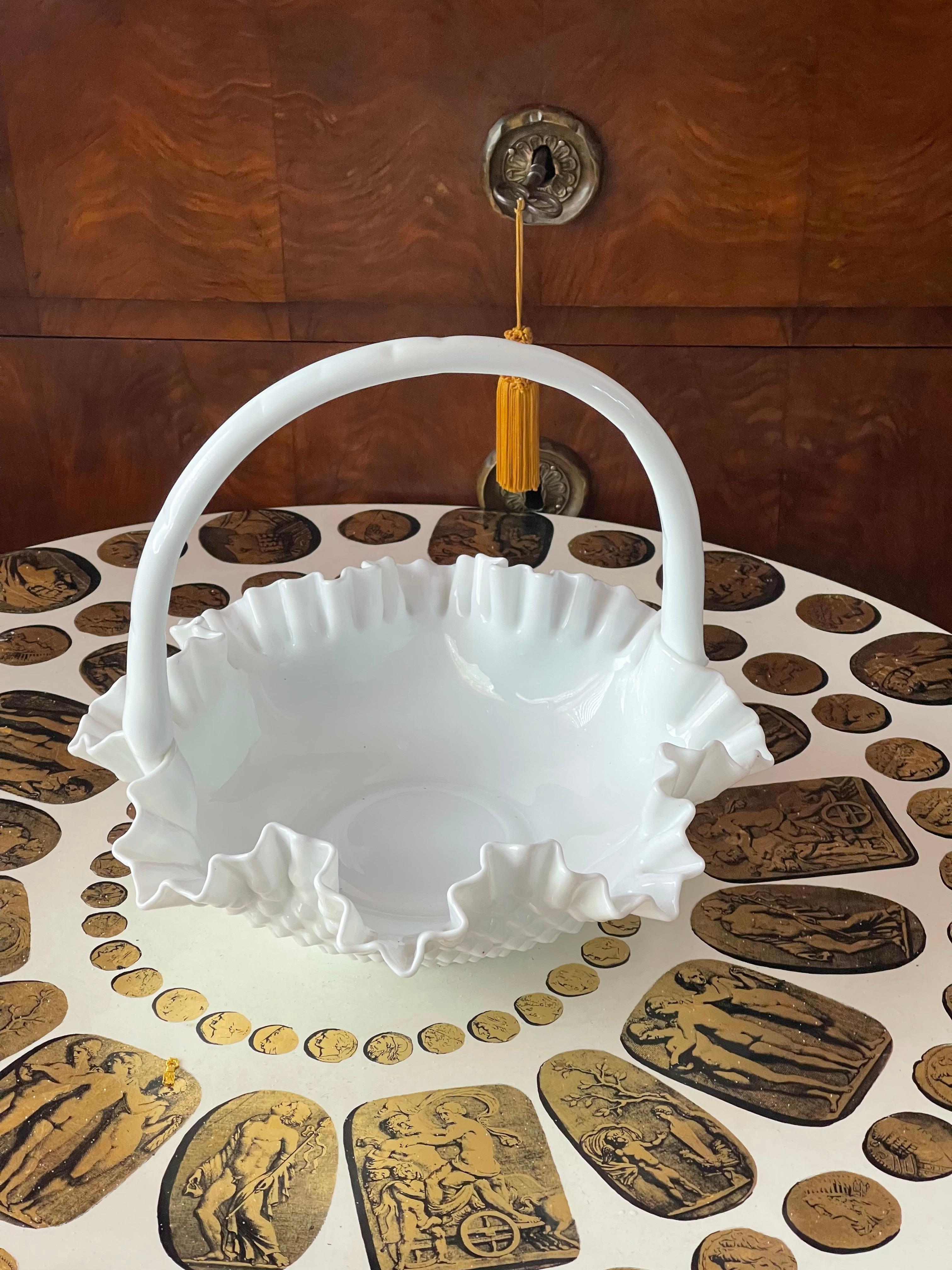 Classique américain Panier à clous de girofle en verre au lait antique avec poignées en vente
