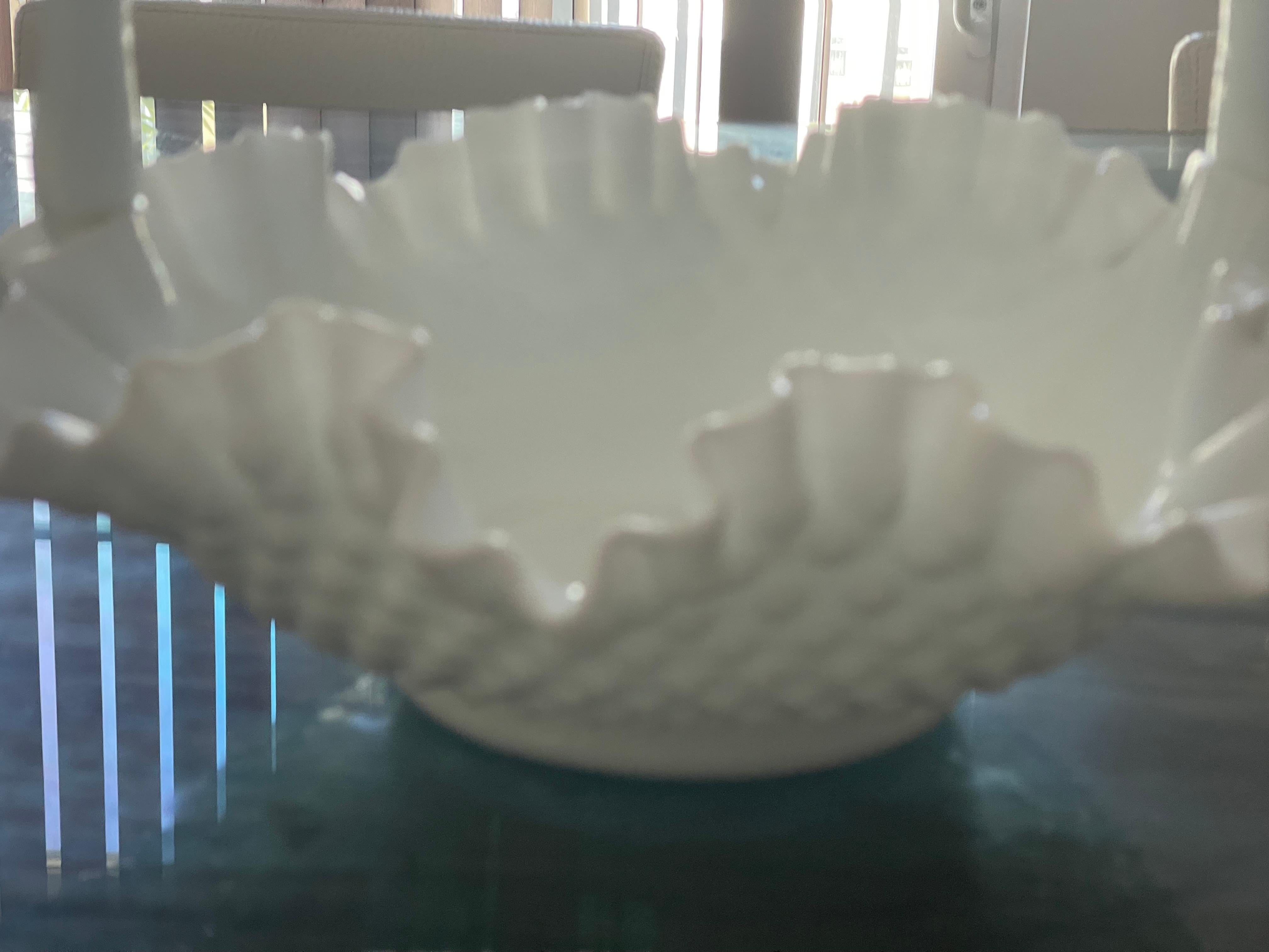 Américain Panier à clous de girofle en verre au lait antique avec poignées en vente