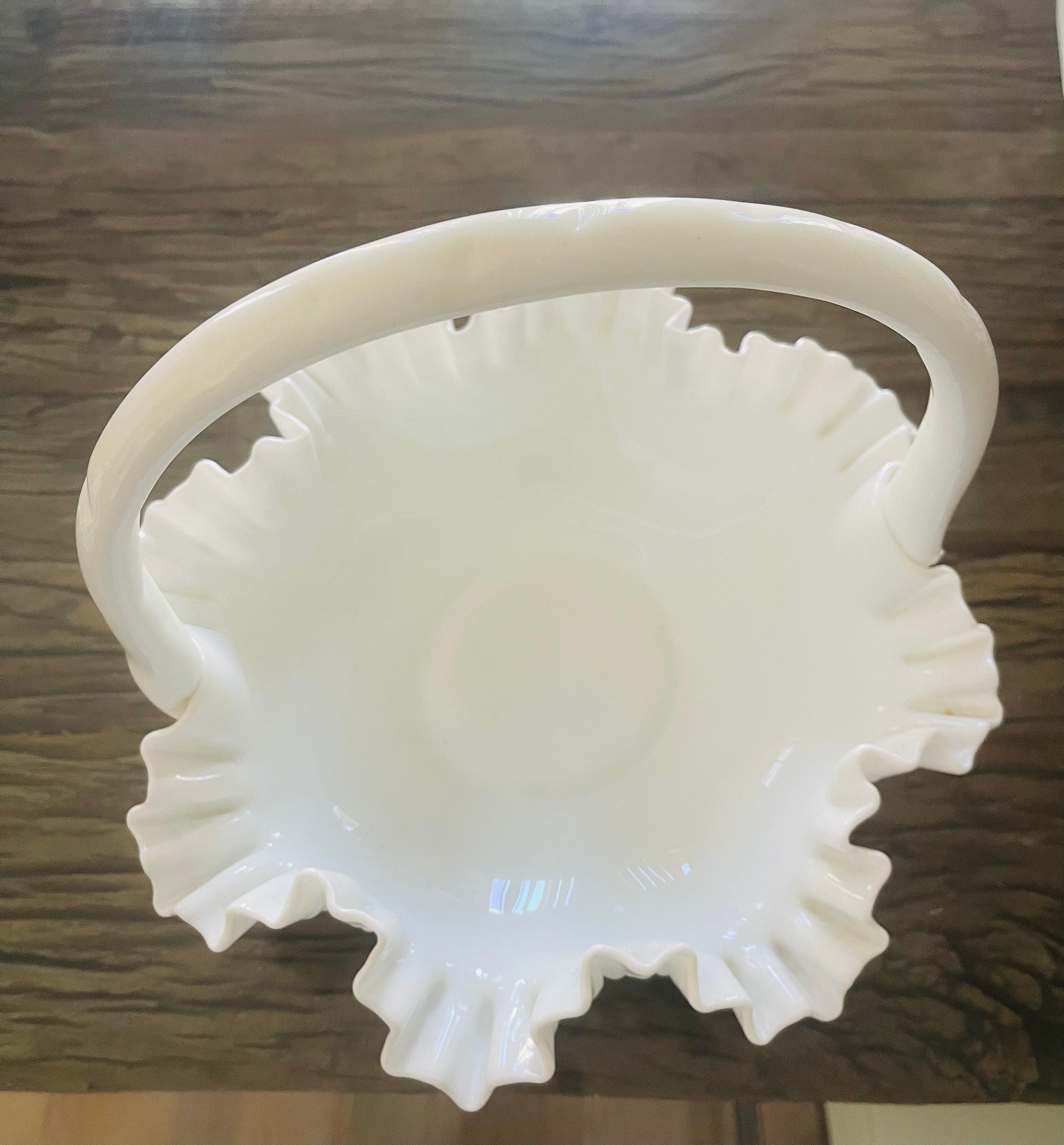 Panier à clous de girofle en verre au lait antique avec poignées Bon état - En vente à Boca Raton, FL