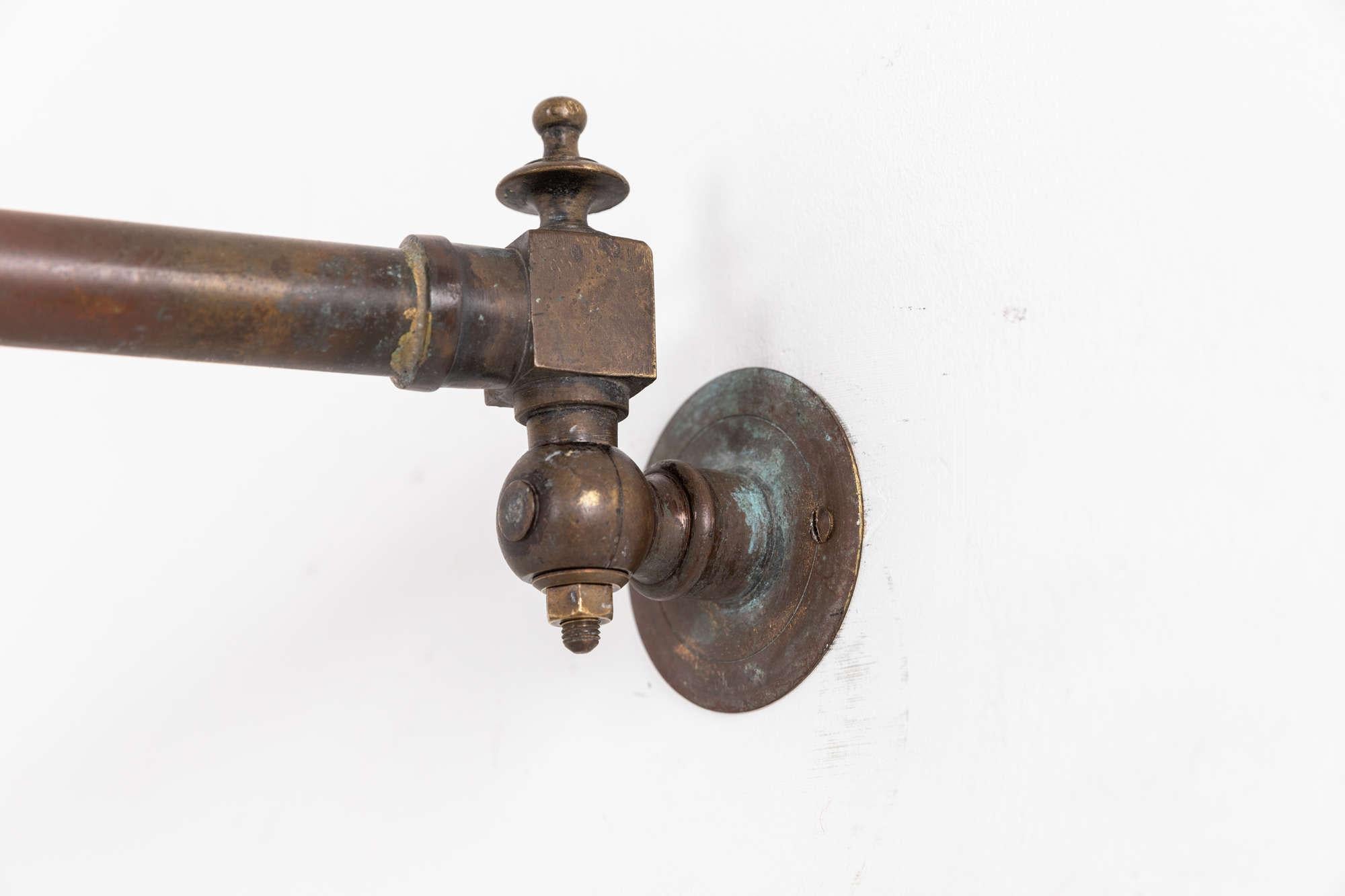 Antike Milch-Opalglas-Gas-Messing-Wandleuchte, ca. 1920 im Zustand „Relativ gut“ im Angebot in London, GB