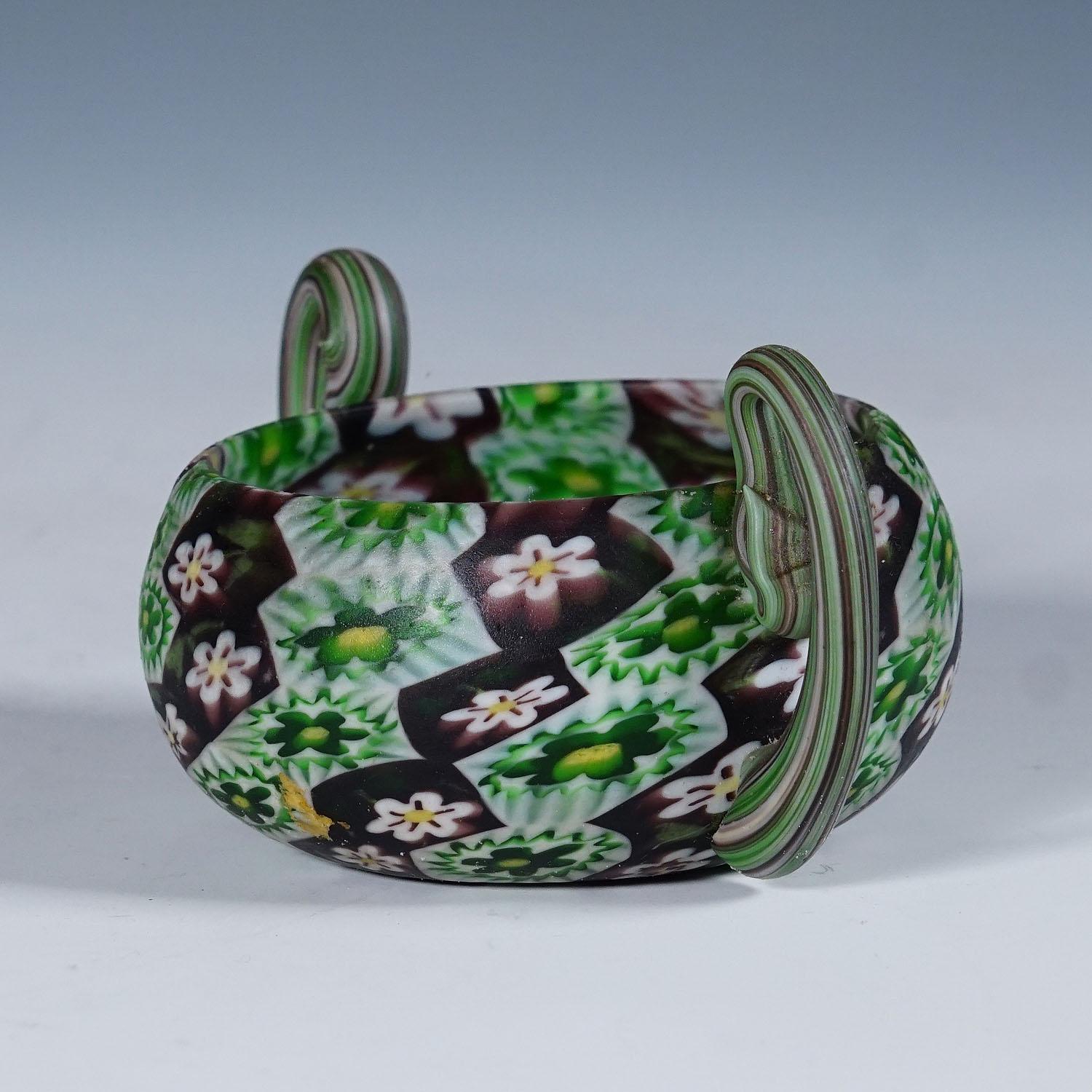 Antike Millefiori-Schale mit Henkeln, Fratelli Toso Murano ca. 1900s (Moderne der Mitte des Jahrhunderts) im Angebot