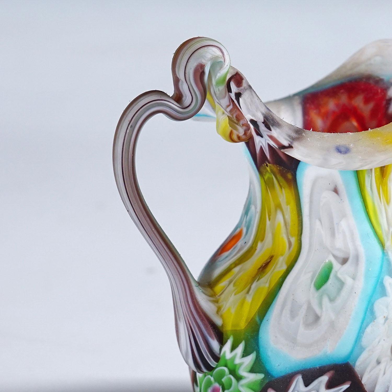Italiano Antica brocca Millefiori con manico, Fratelli Toso Murano, 1920 ca. in vendita