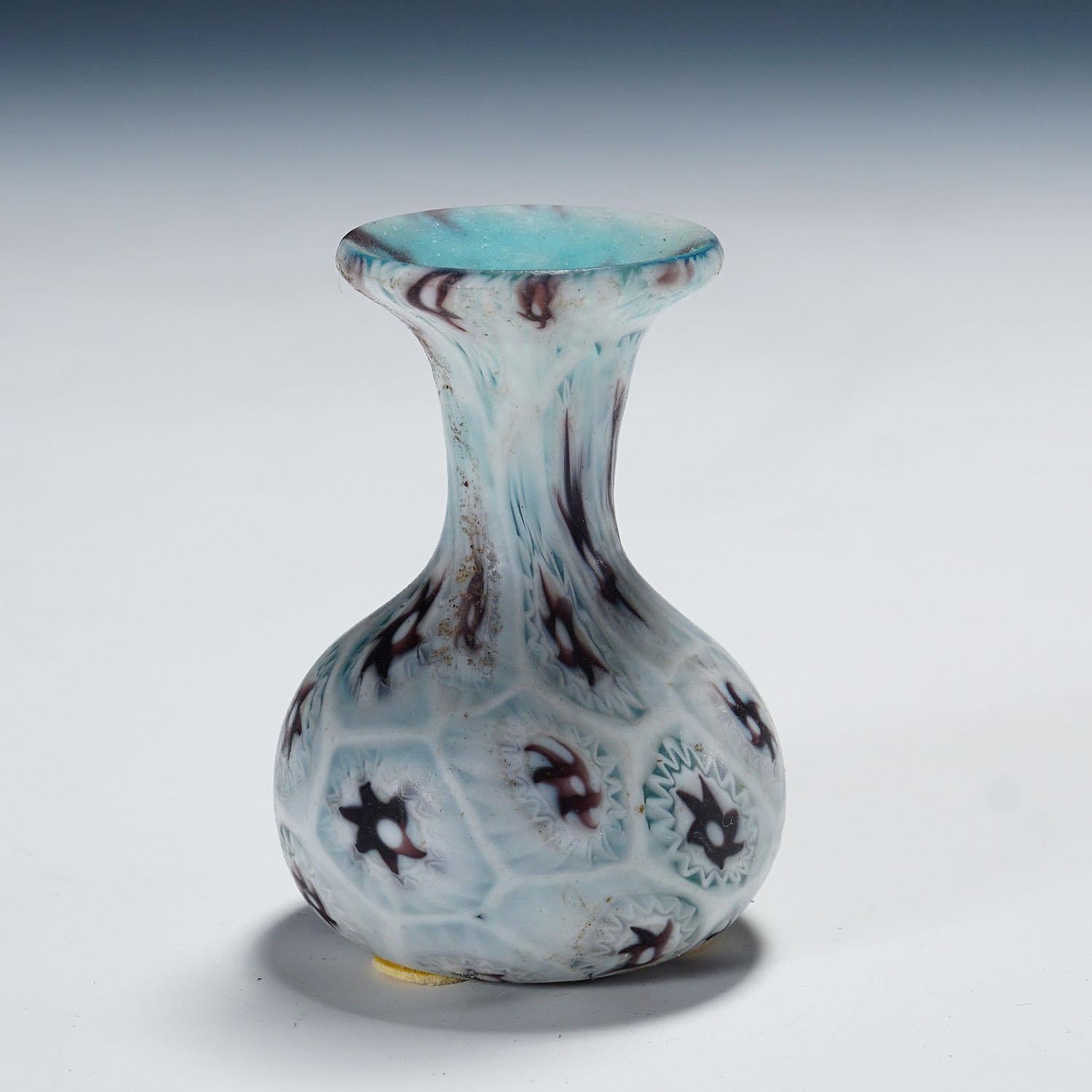 Antico vaso Millefiori di Fratelli Toso Murano 1920 ca.

Piccolo vaso in vetro millefiori di Murano prodotto dalla Vetreria Fratelli Toso, intorno al 1920. Realizzato con murrine policrome in viola, blu e bianco che sono state fuse insieme.