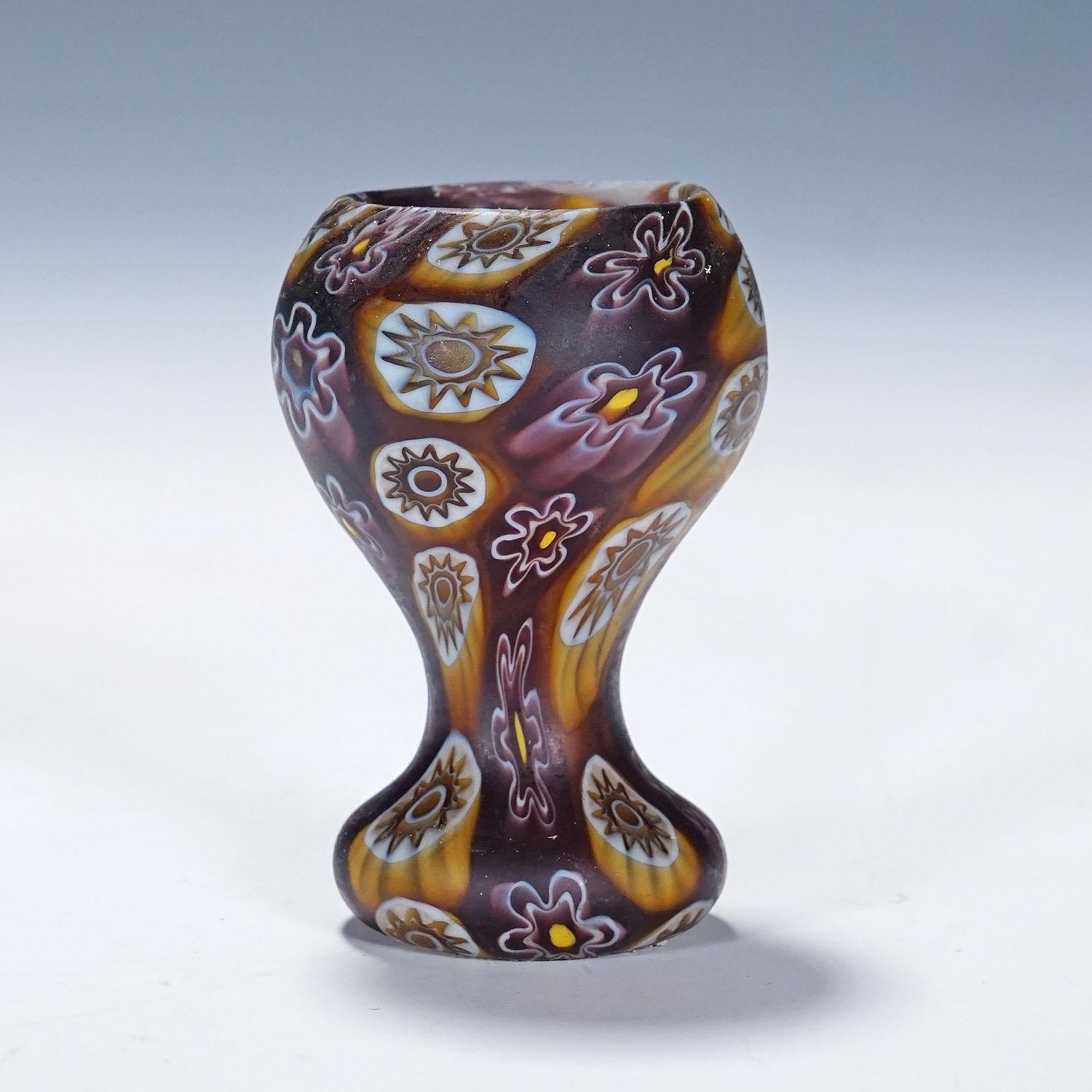 Antico vaso Millefiori di Fratelli Toso Murano inizio XX secolo

Piccolo vaso in vetro millefiori di Murano prodotto dalla Vetreria Fratelli Toso, intorno al 1900. Realizzato con murrine policrome in viola, blu, giallo e bianco che sono state fuse