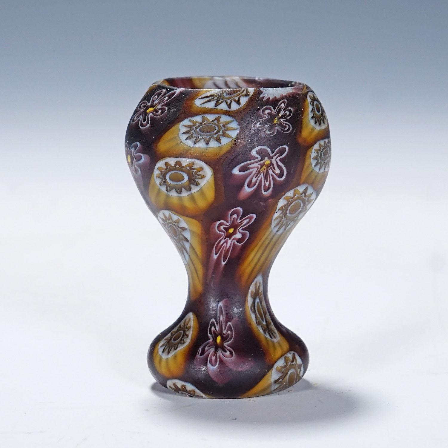 Mid-Century moderno Antico vaso Millefiori di Fratelli Toso Murano inizio XX secolo in vendita