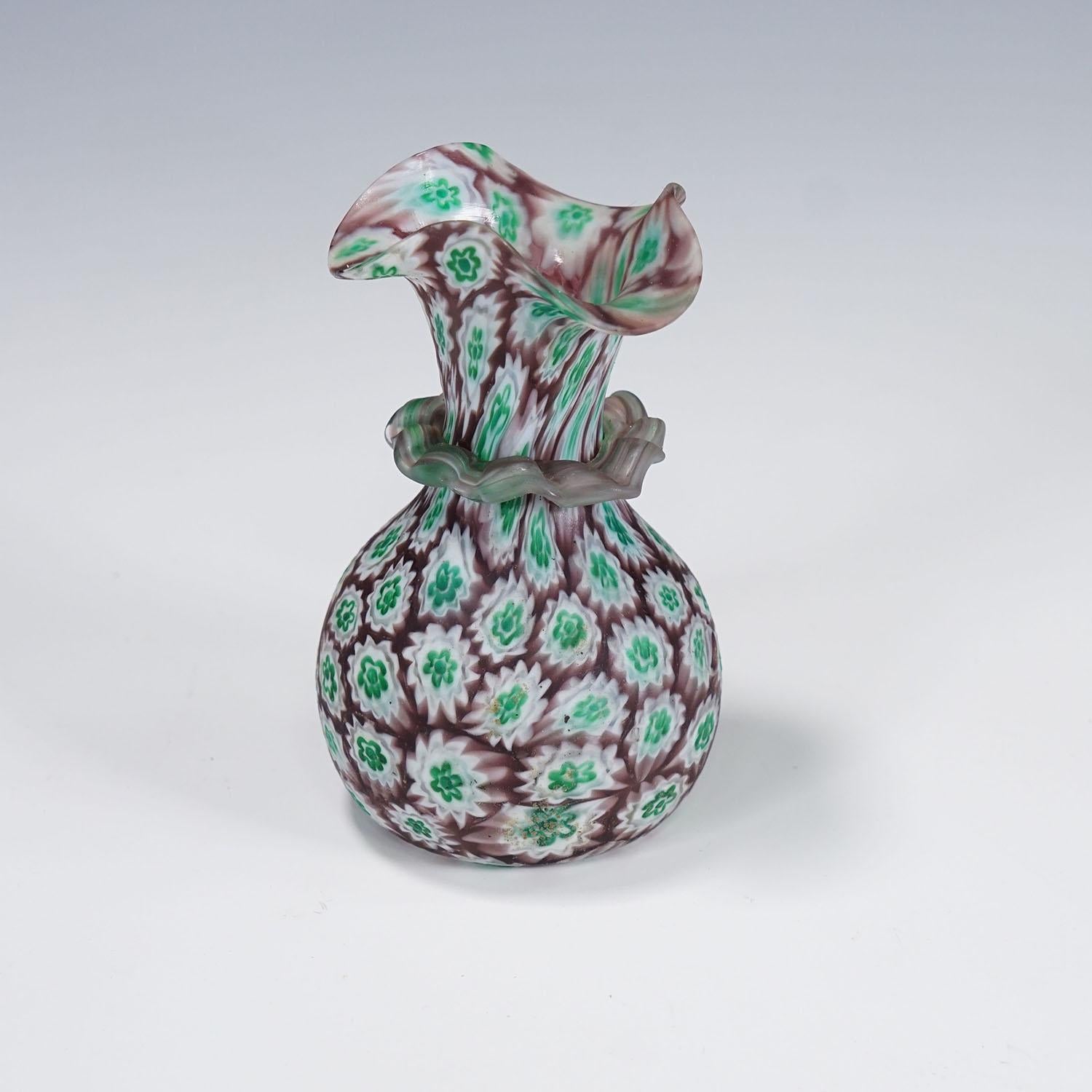Antico vaso Millefiori Greene & Greene con bordo, Fratelli Toso Murano 1920 ca.

Un coloratissimo vaso in vetro millefiori di Murano prodotto dalla Vetreria Fratelli Toso, intorno al 1920. Realizzato con murrine policrome multicolori che sono state