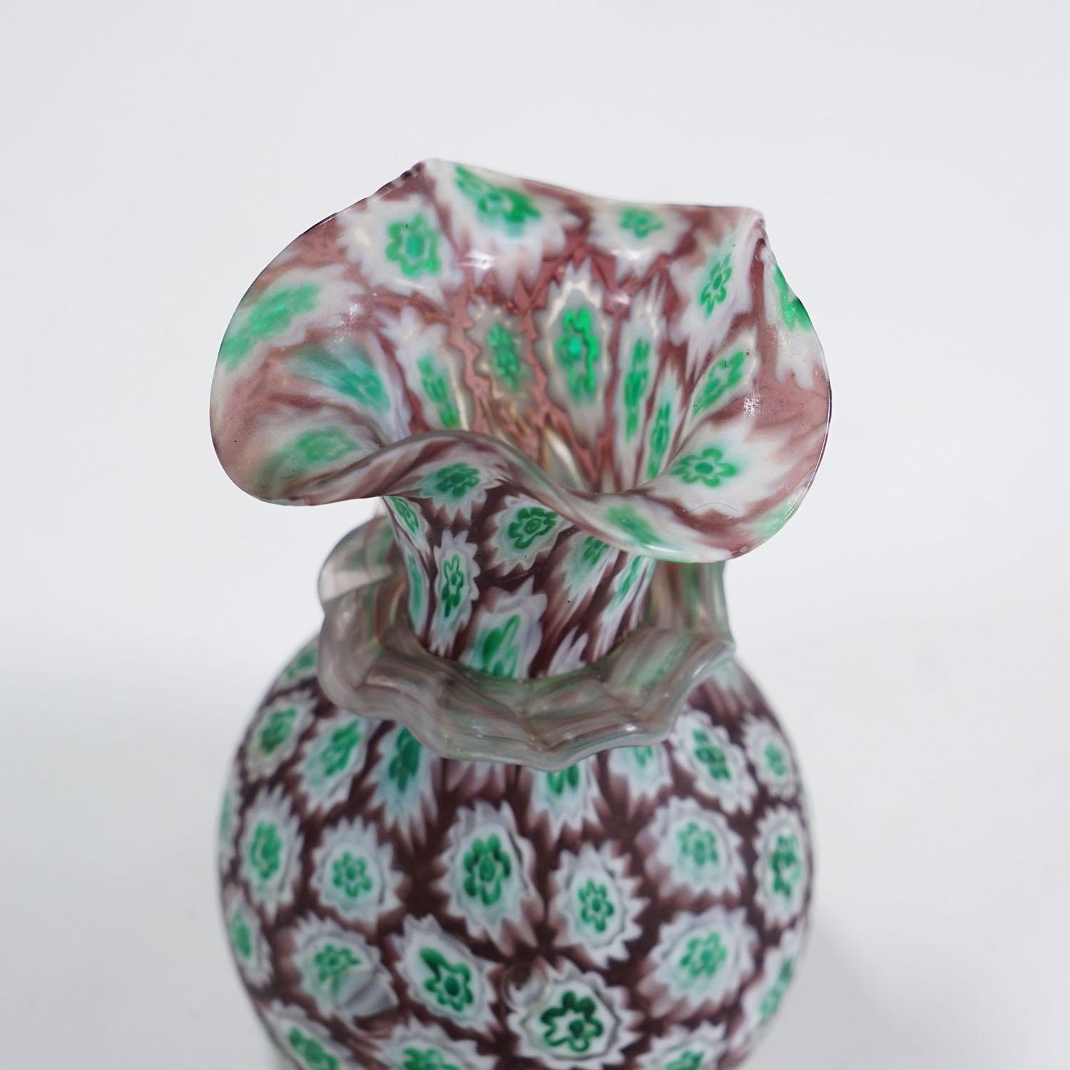 Italiano Antico vaso Millefiori Greene & Greene con bordo, Fratelli Toso Murano 1920 ca. in vendita
