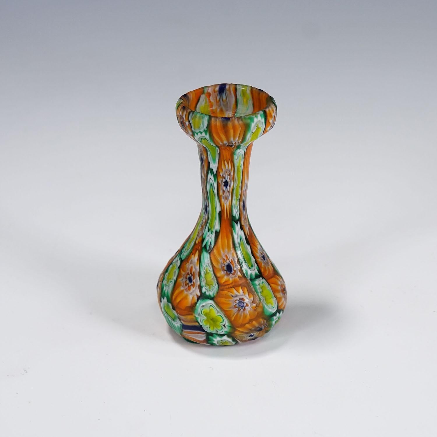Antico vaso Millefiori Greene & Greene, Fratelli Toso Murano 1920 ca.

Un coloratissimo vaso in vetro millefiori di Murano prodotto dalla Vetreria Fratelli Toso, intorno al 1920. Realizzato con murrine policrome multicolori che sono state fuse