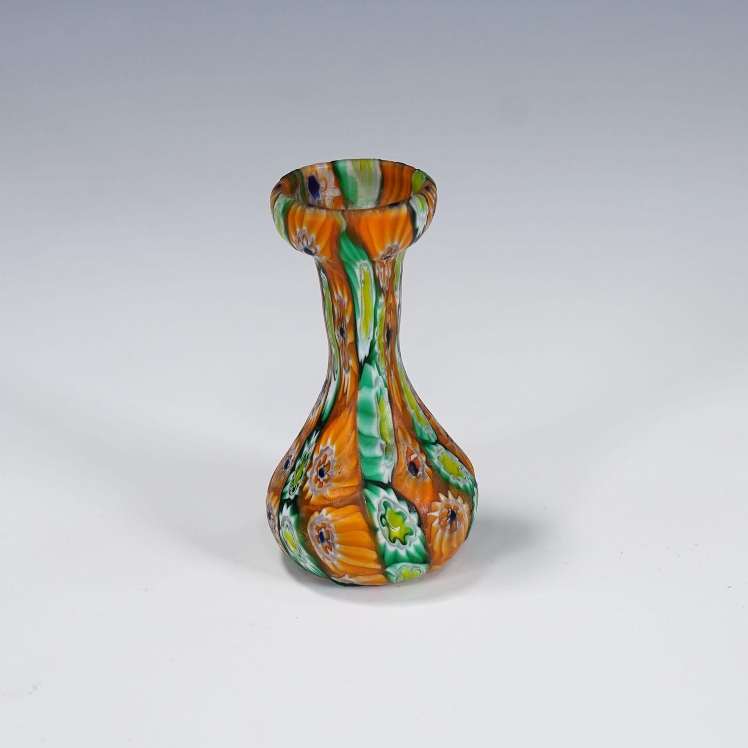 Italiano Antico vaso Millefiori Greene & Greene, Fratelli Toso Murano 1920 ca. in vendita