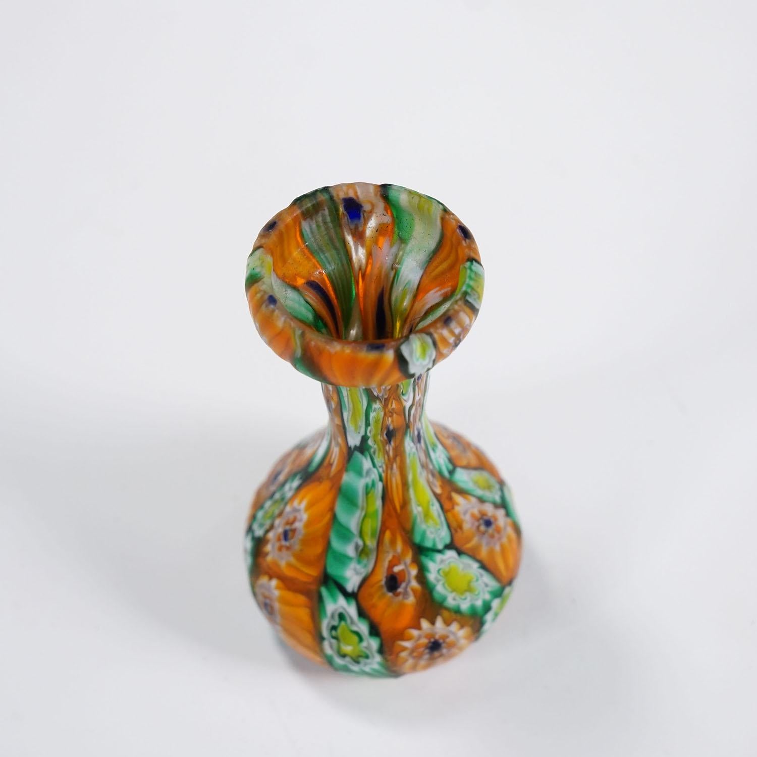 Antico vaso Millefiori Greene & Greene, Fratelli Toso Murano 1920 ca. In condizioni buone in vendita a Berghuelen, DE