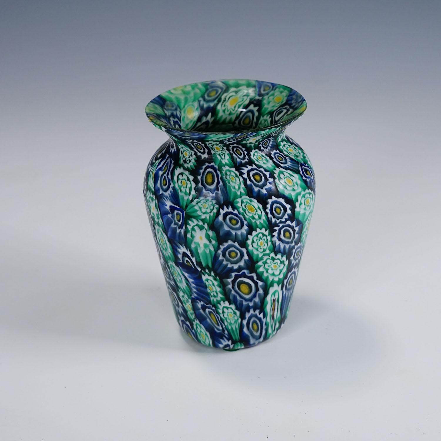 Antiguo Jarrón Millefiori Verde Azul, Fratelli Toso Murano ca. 1920s

Un colorido jarrón de cristal millefiori murrino fabricado por Vetreria Fratelli Toso, Murano, hacia 1900. Hecha de murrinas polícromas multicolores que se fundieron entre sí.