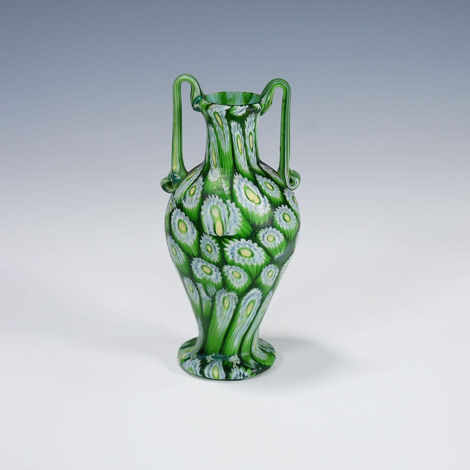 Antike Millefiori Vase Grün mit Henkeln, Fratelli Toso Murano ca. 1920s (Moderne der Mitte des Jahrhunderts) im Angebot
