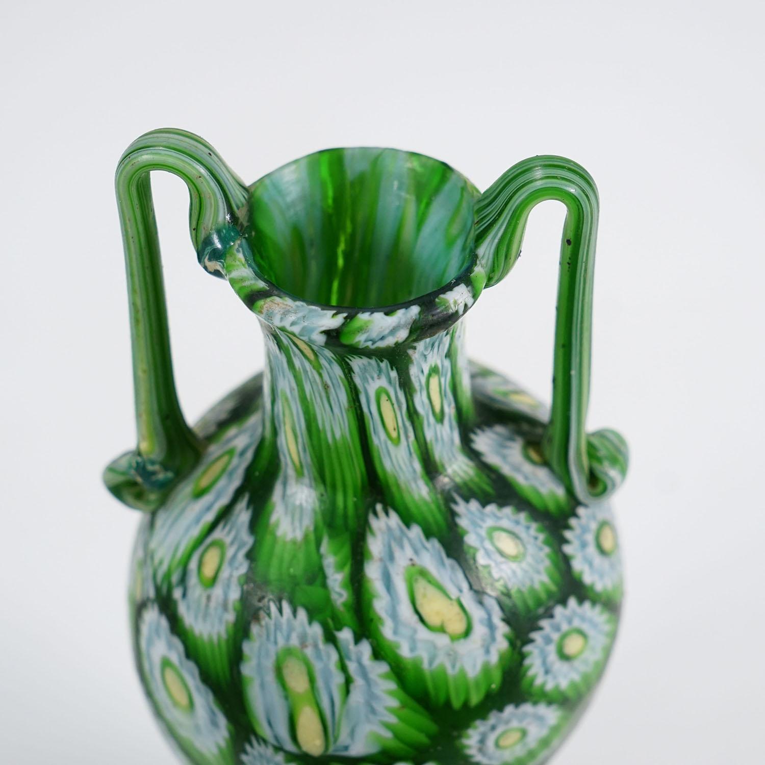 Antike Millefiori Vase Grün mit Henkeln, Fratelli Toso Murano ca. 1920s im Zustand „Gut“ im Angebot in Berghuelen, DE